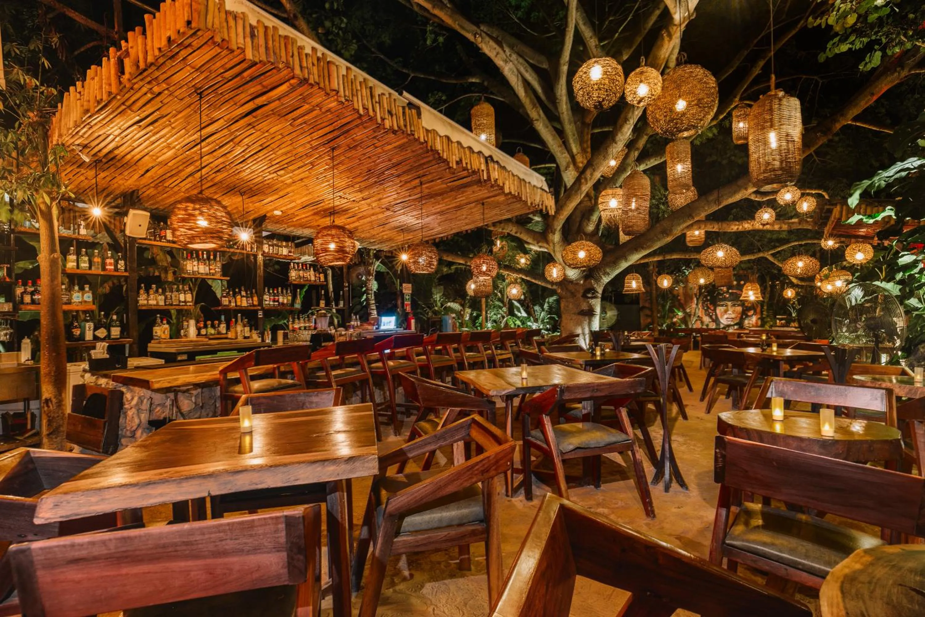 Restaurant/places to eat in Enigmatic Beach Hotel