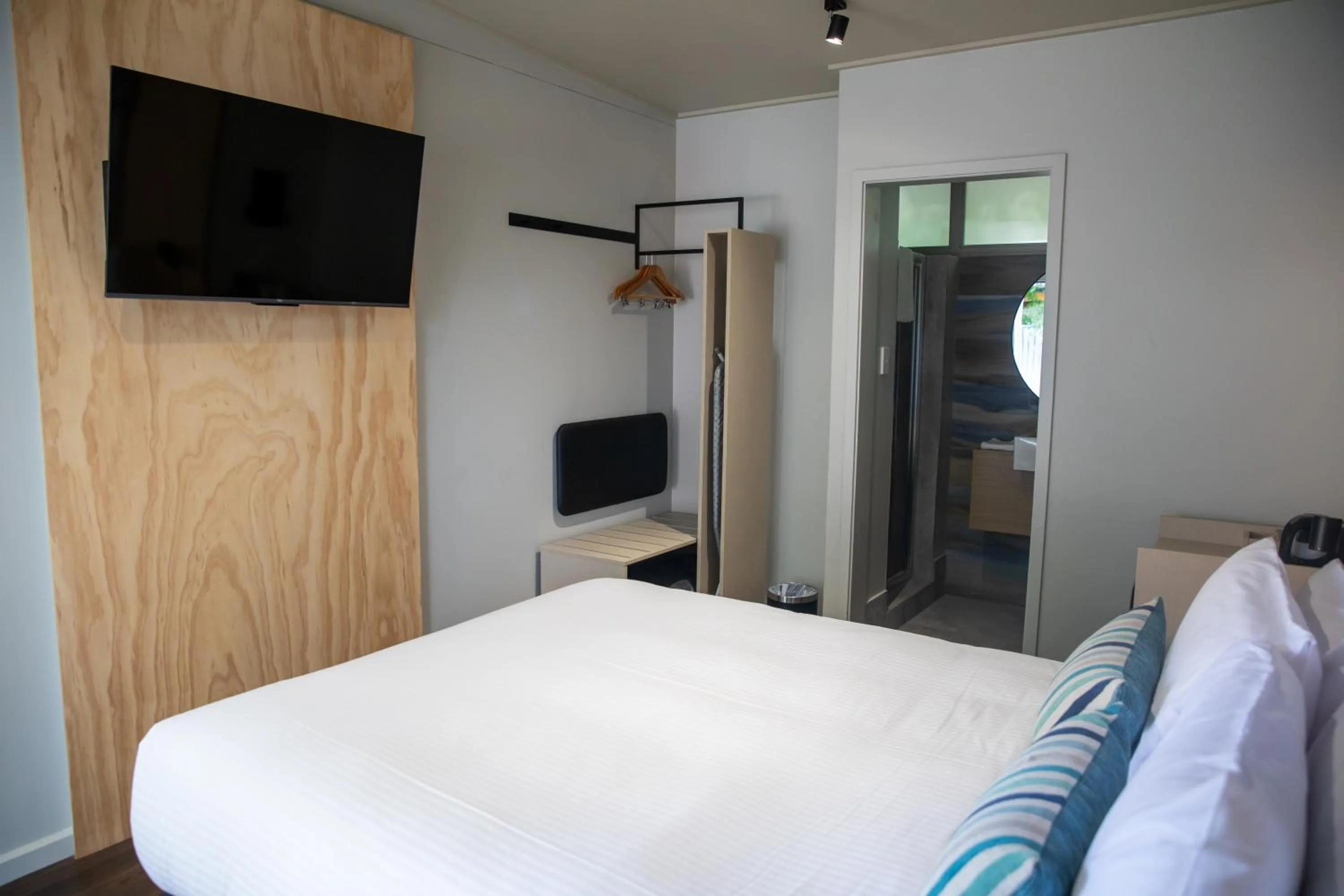 TV and multimedia, Bed in Nightcap at Marine Hotel Cardwell