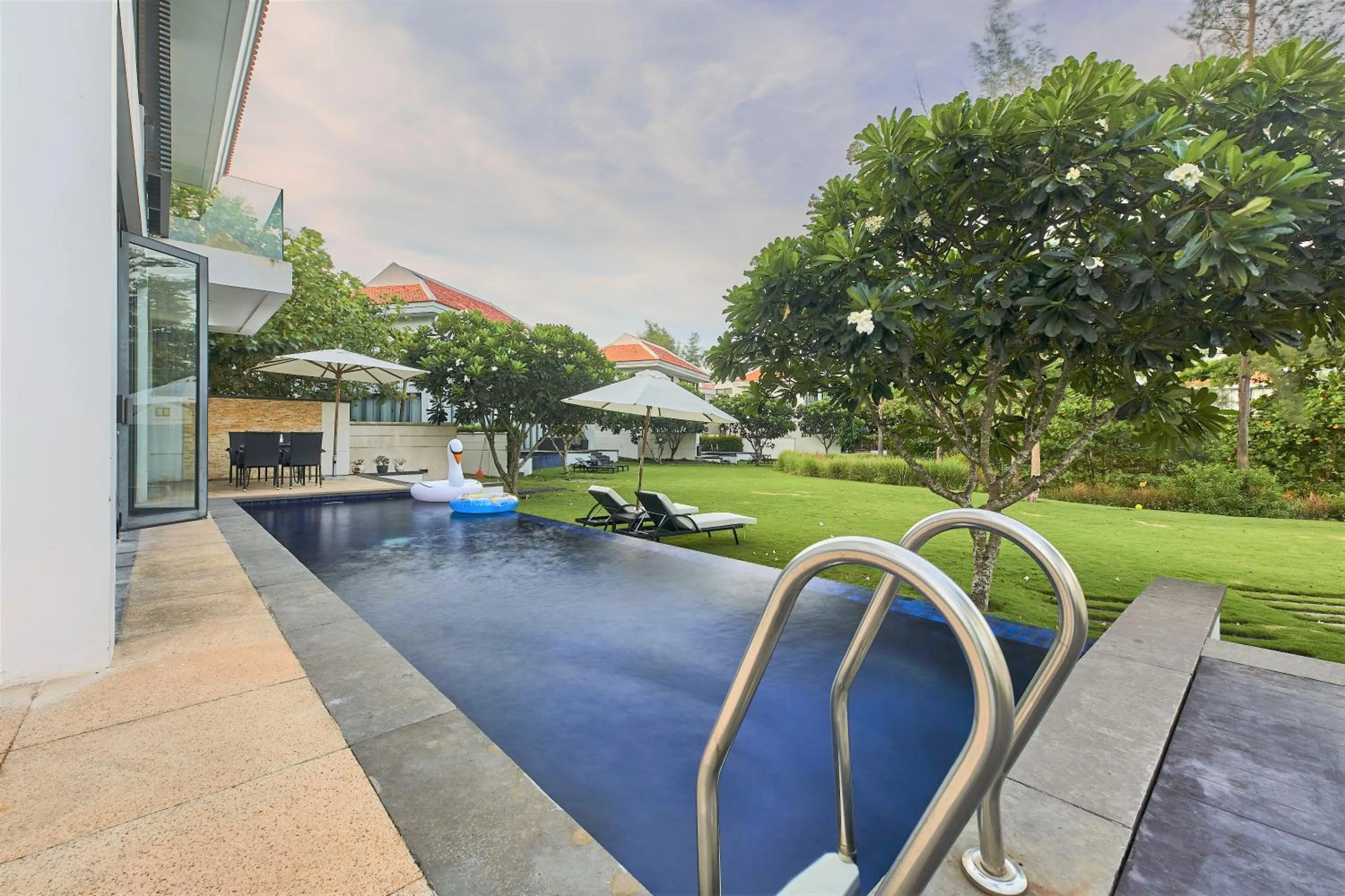Swimming pool in Memories Holiday beach villa Da Nang