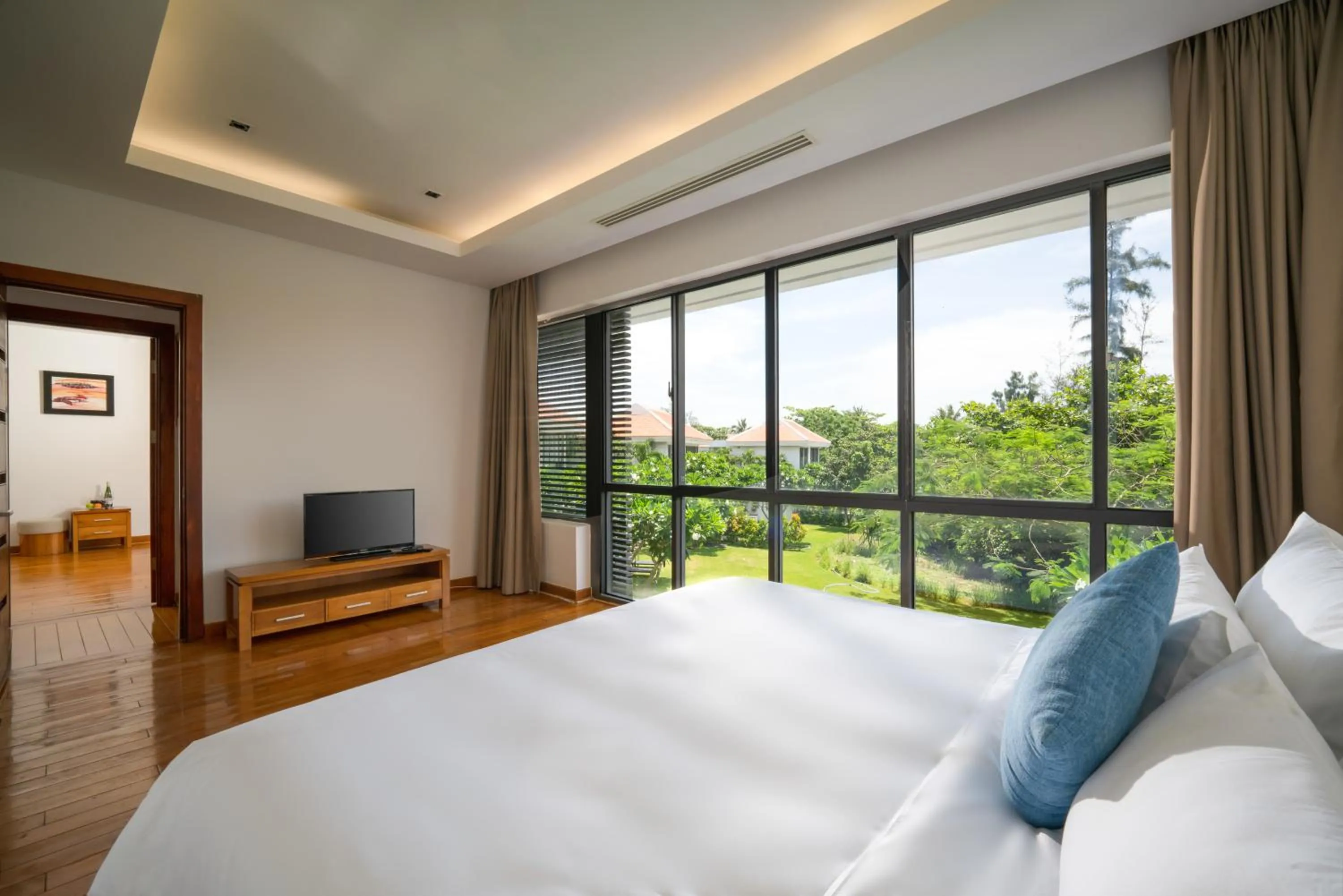 Bed in Memories Holiday beach villa Da Nang