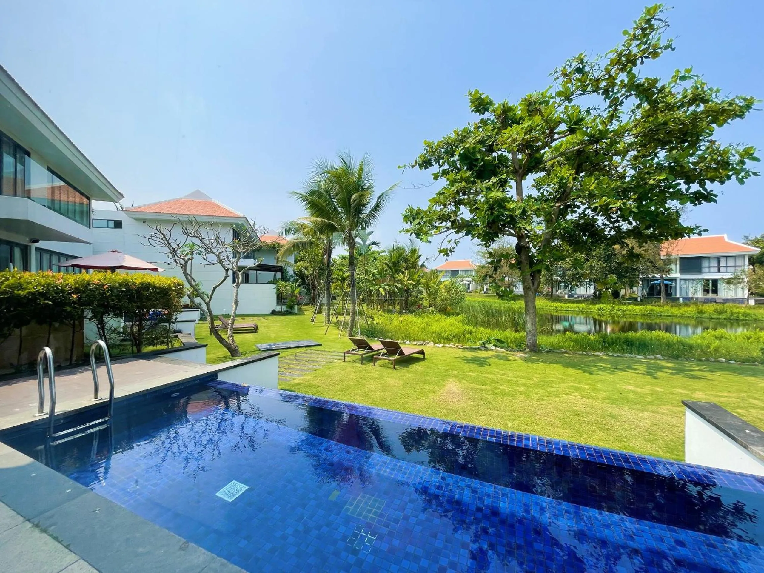 Garden in Memories Holiday beach villa Da Nang