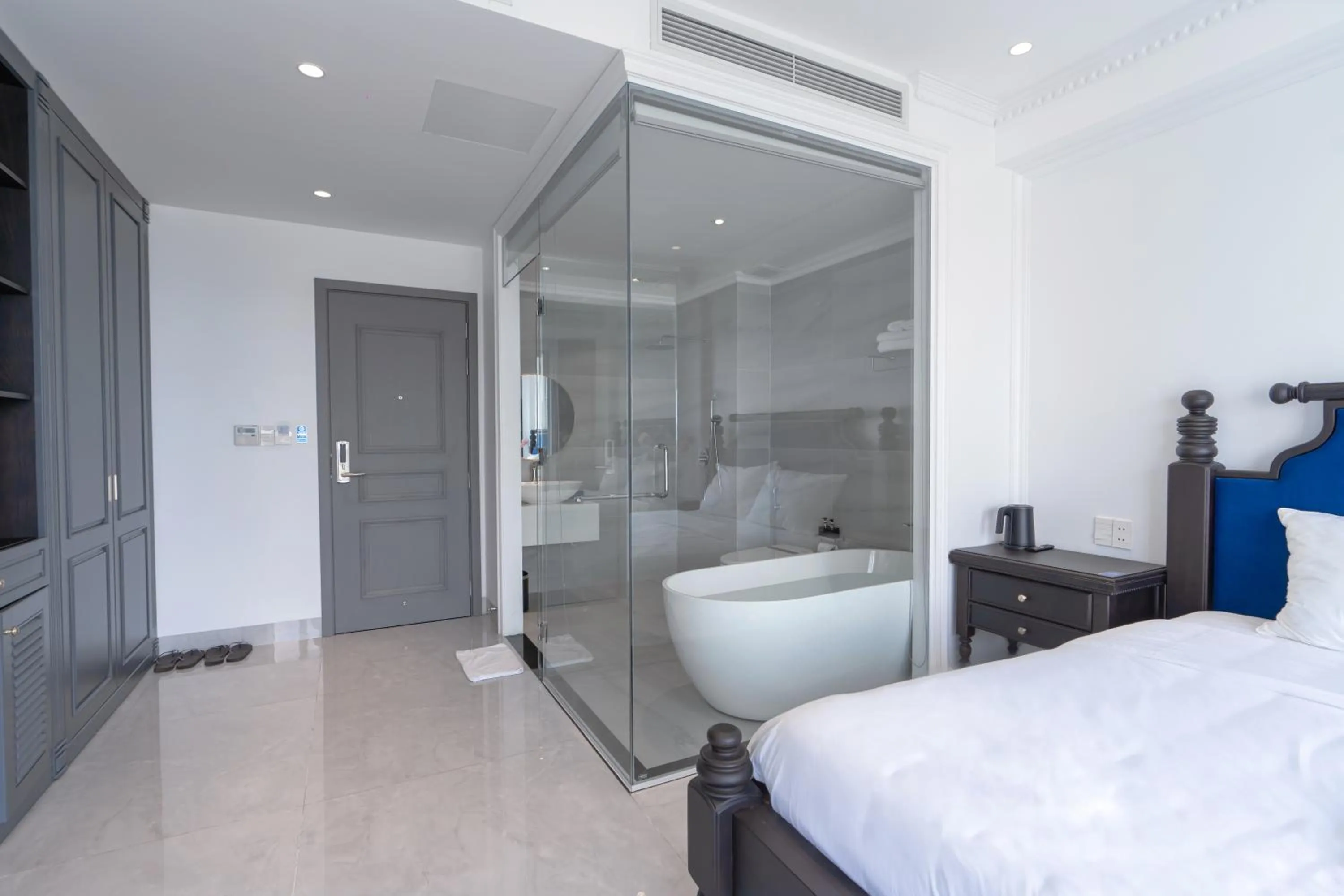 Shower, Bed in Quang Minh Riverside Hotel Danang