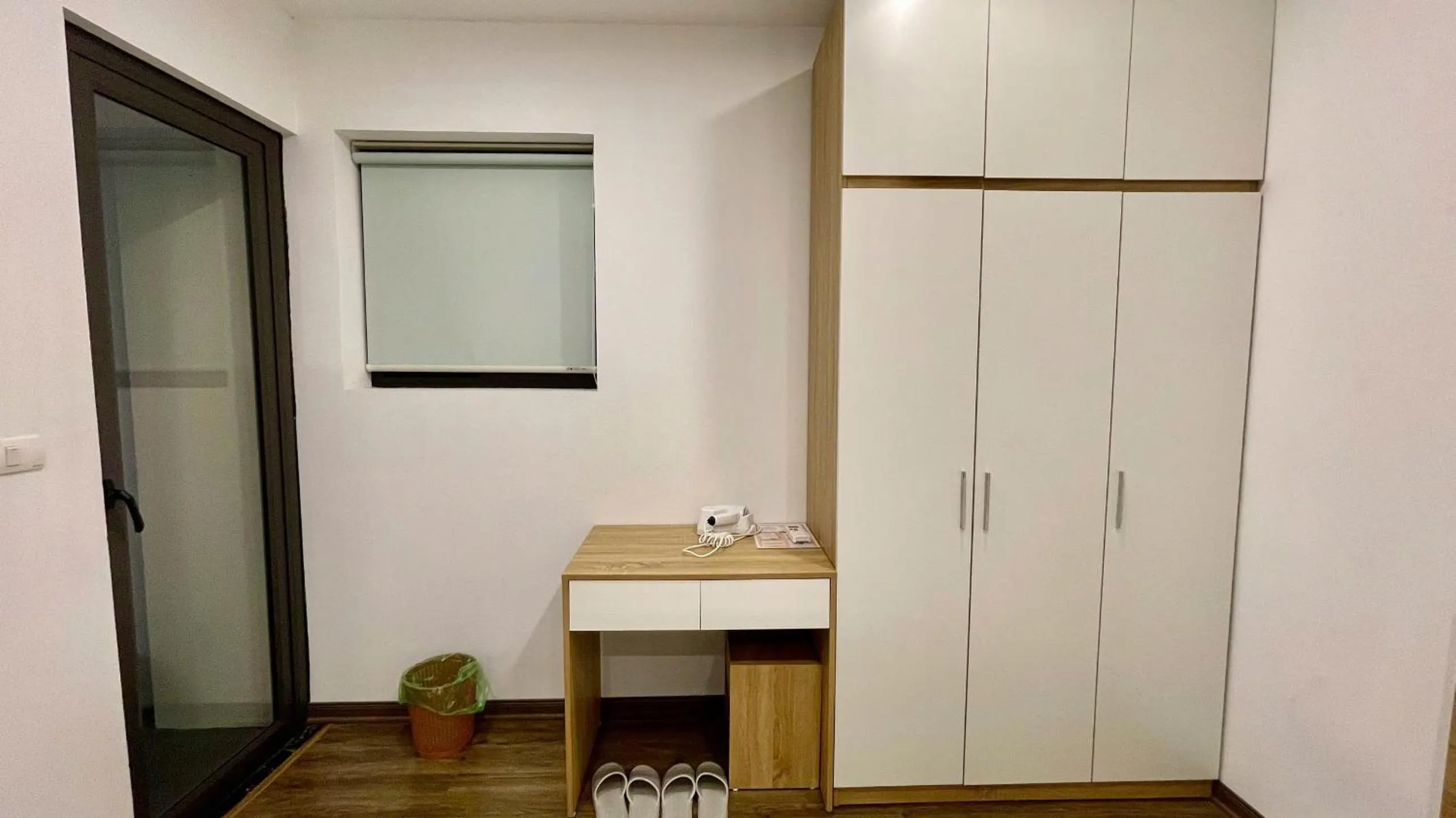 wardrobe in Era Apartment Khuc Thua Du