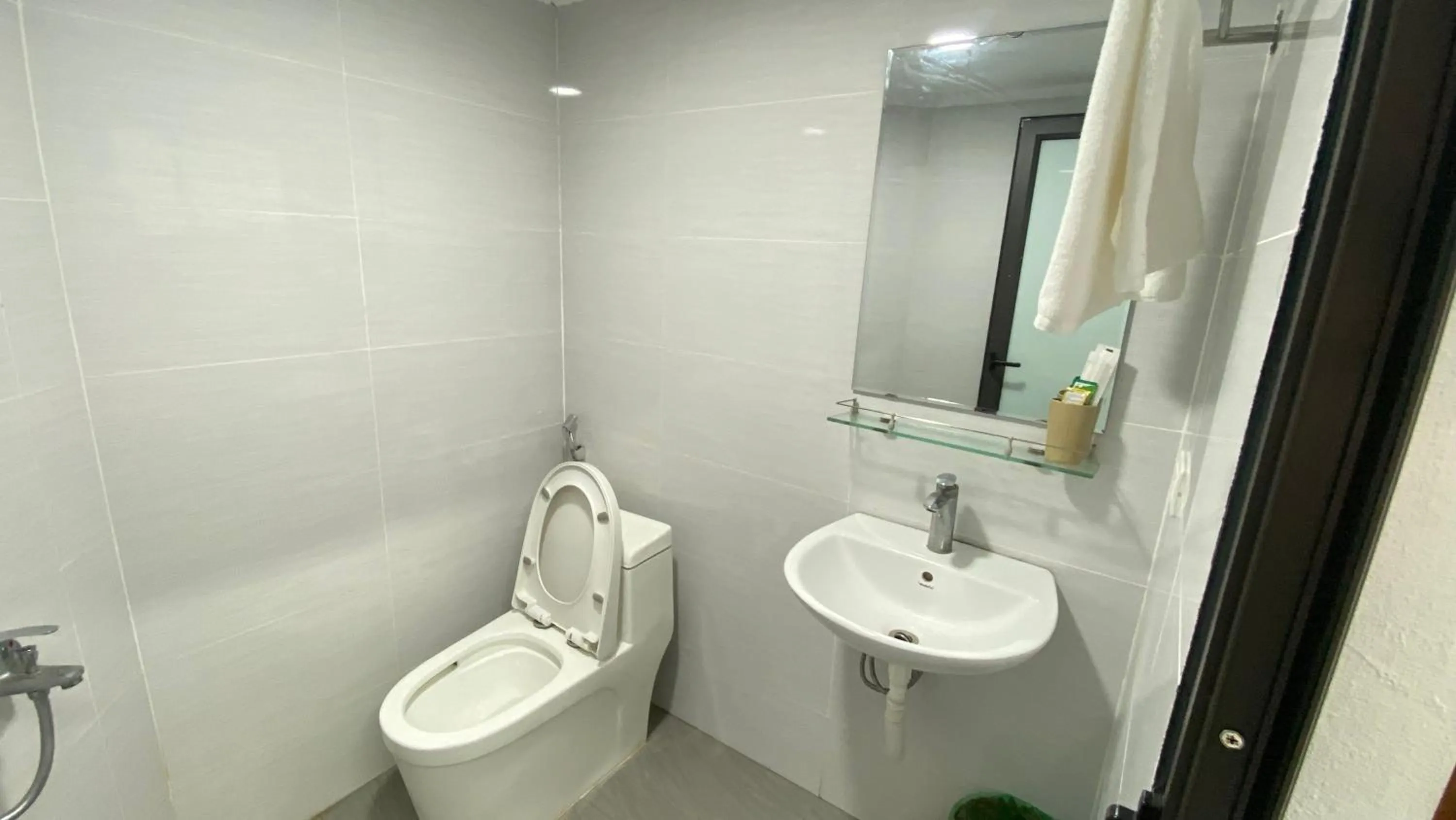 Shower in Era Apartment Khuc Thua Du