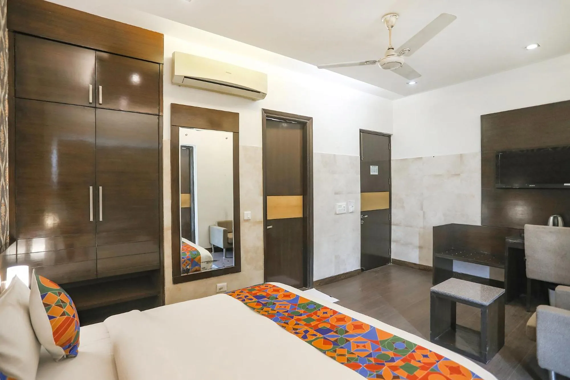 Photo of the whole room, Bed in FabHotel Rivlet Residency