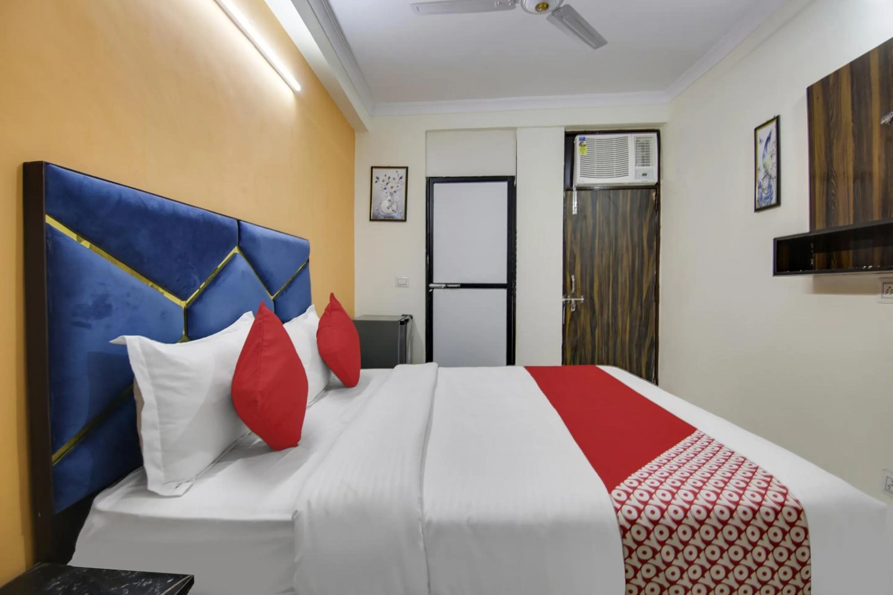 Bedroom, Bed in Hotel O Happy Stay