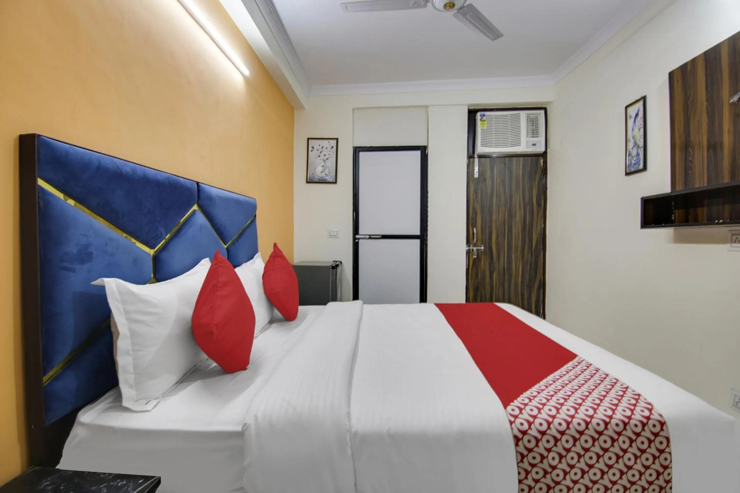 Bedroom, Bed in Hotel O Happy Stay