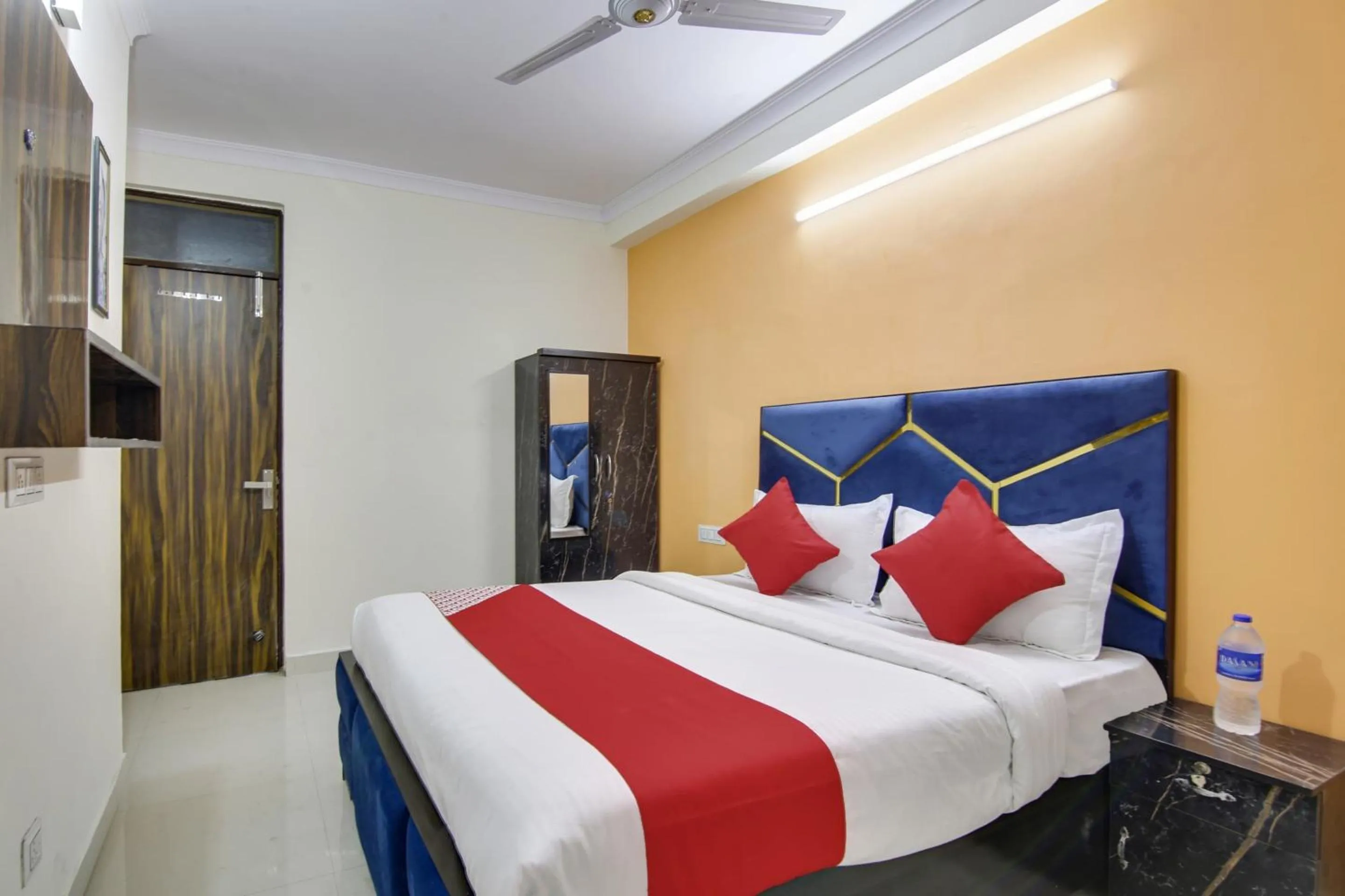 Bedroom, Bed in Hotel O Happy Stay