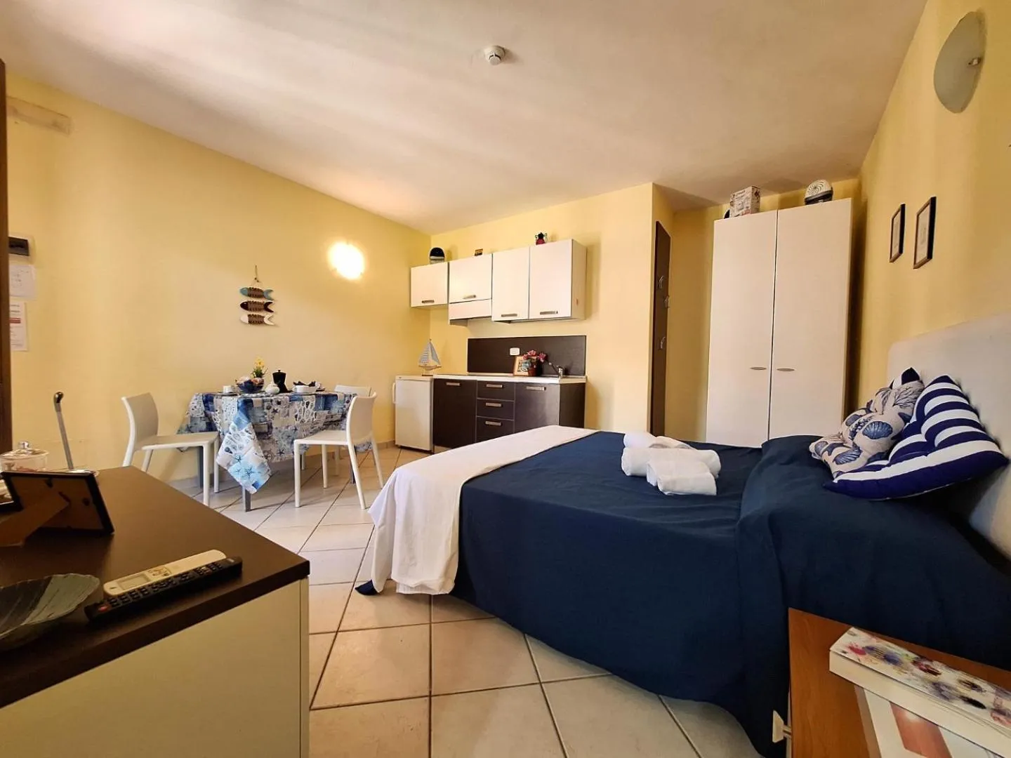 Kitchen or kitchenette, Bed in Pineta Azzurra