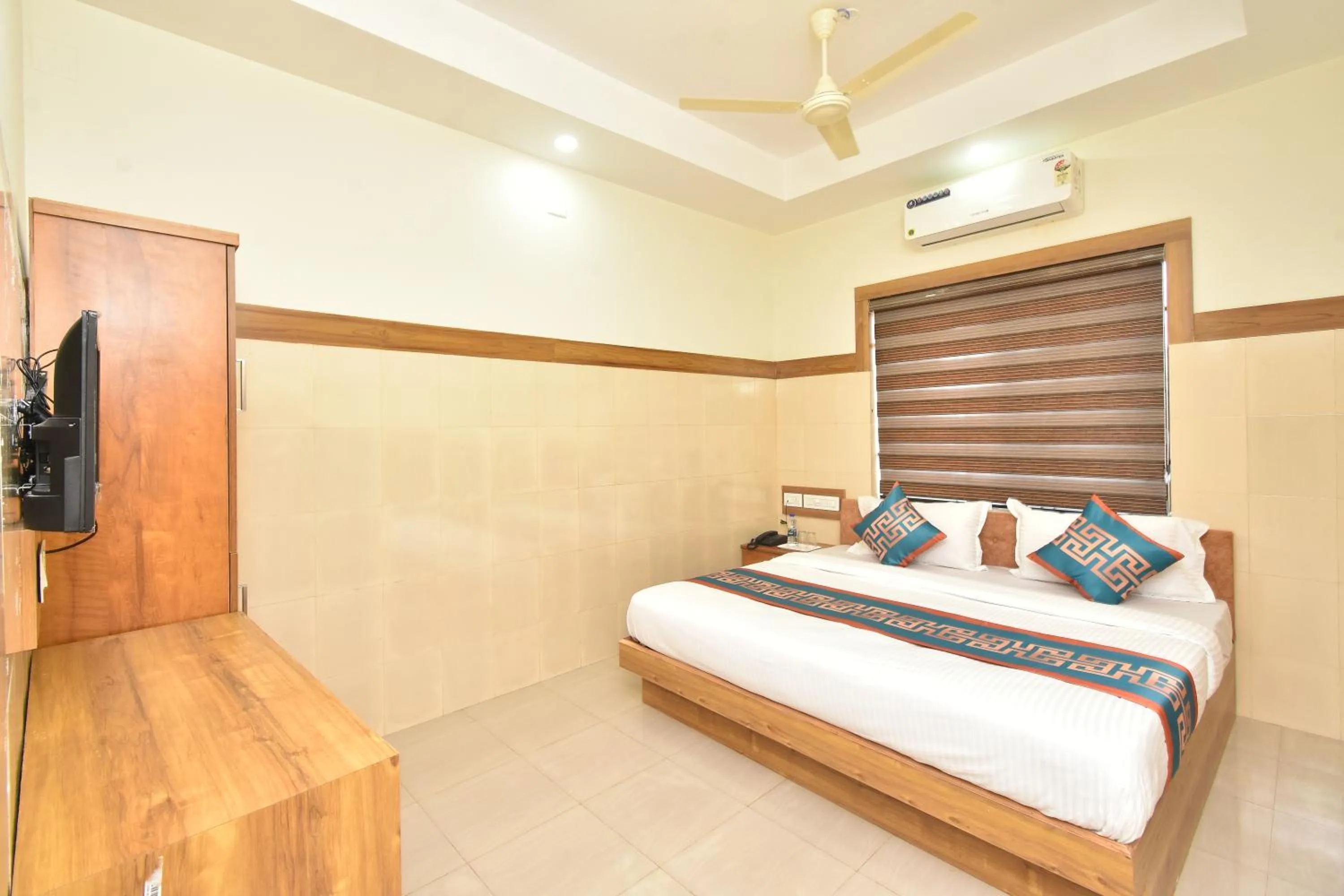 Bed in HOTEL KANNUR CAPITAL CALTEX