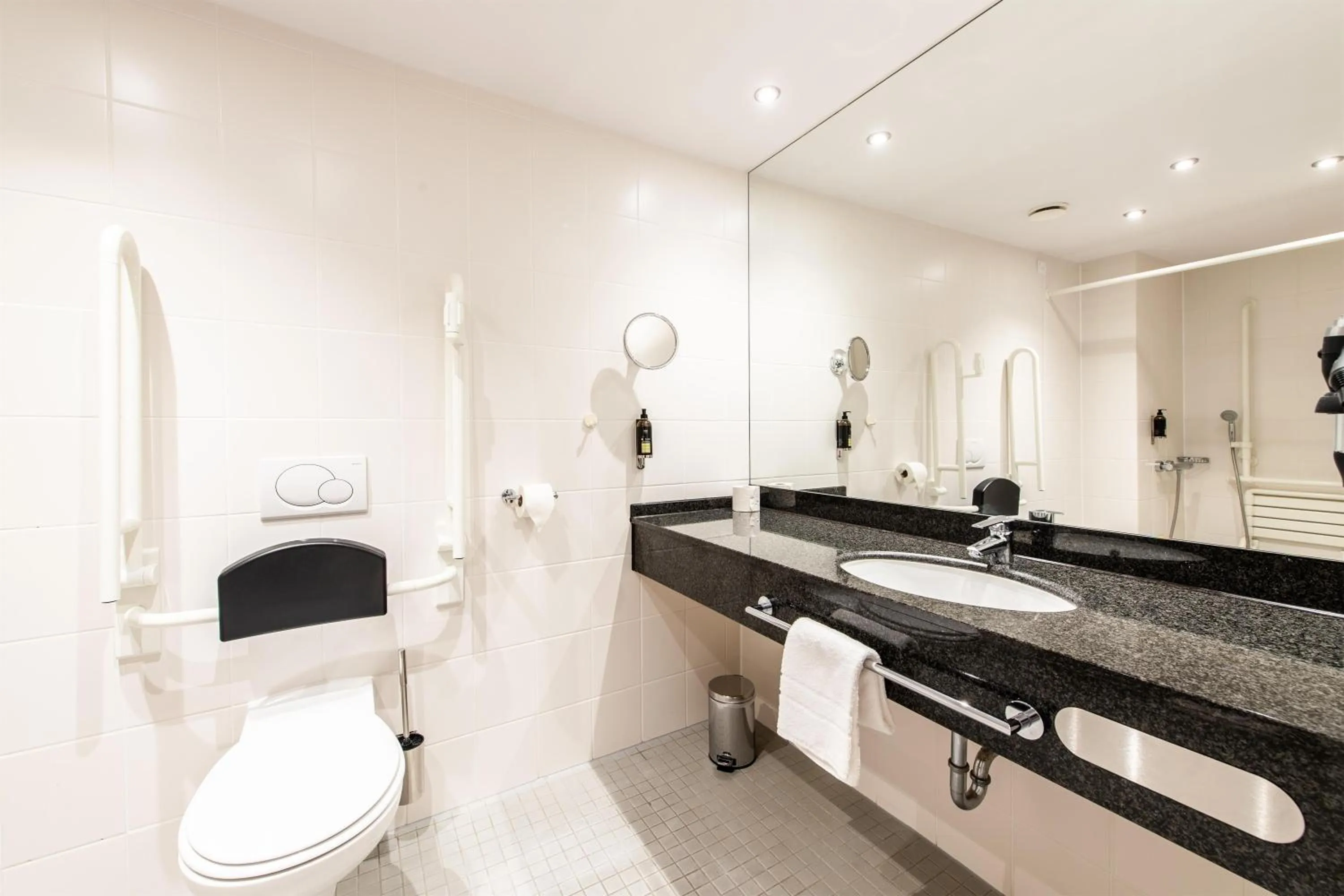 Bathroom in Premier Inn Braunschweig City Centre