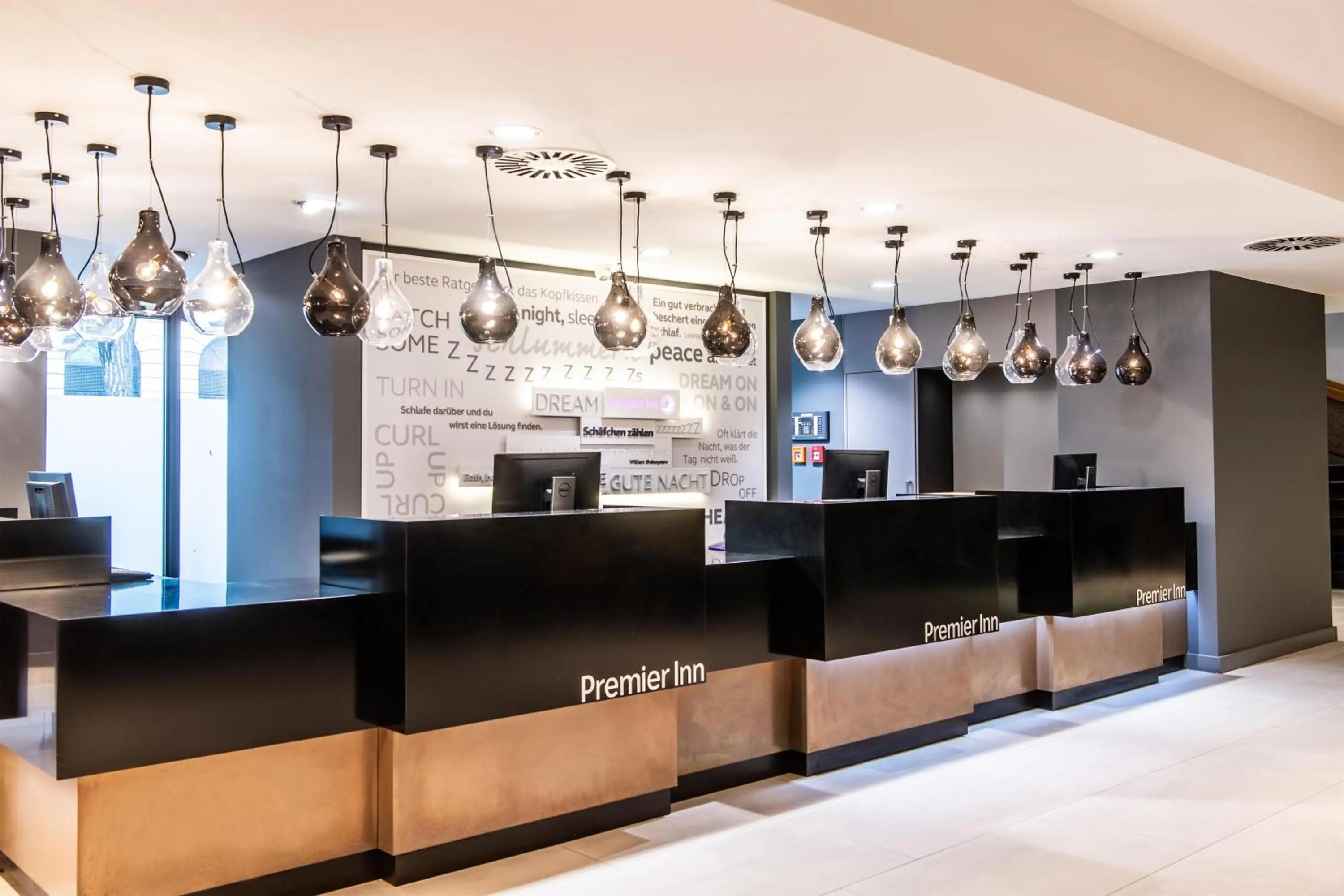 Lobby or reception in Premier Inn Braunschweig City Centre