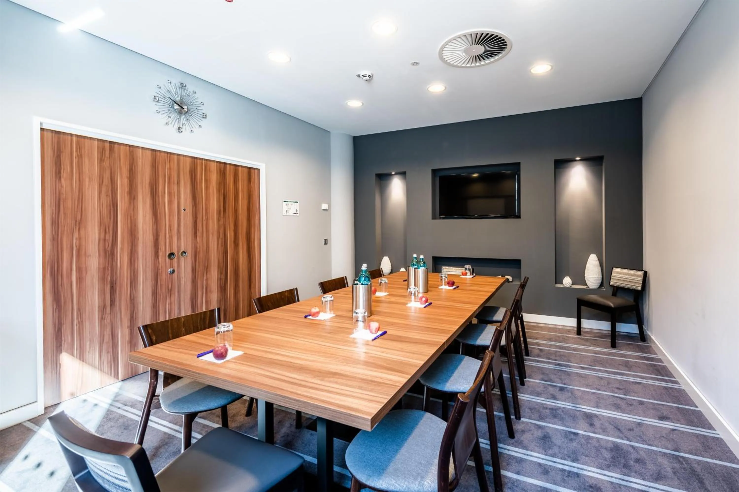 Meeting/conference room in Premier Inn Düsseldorf City Centre