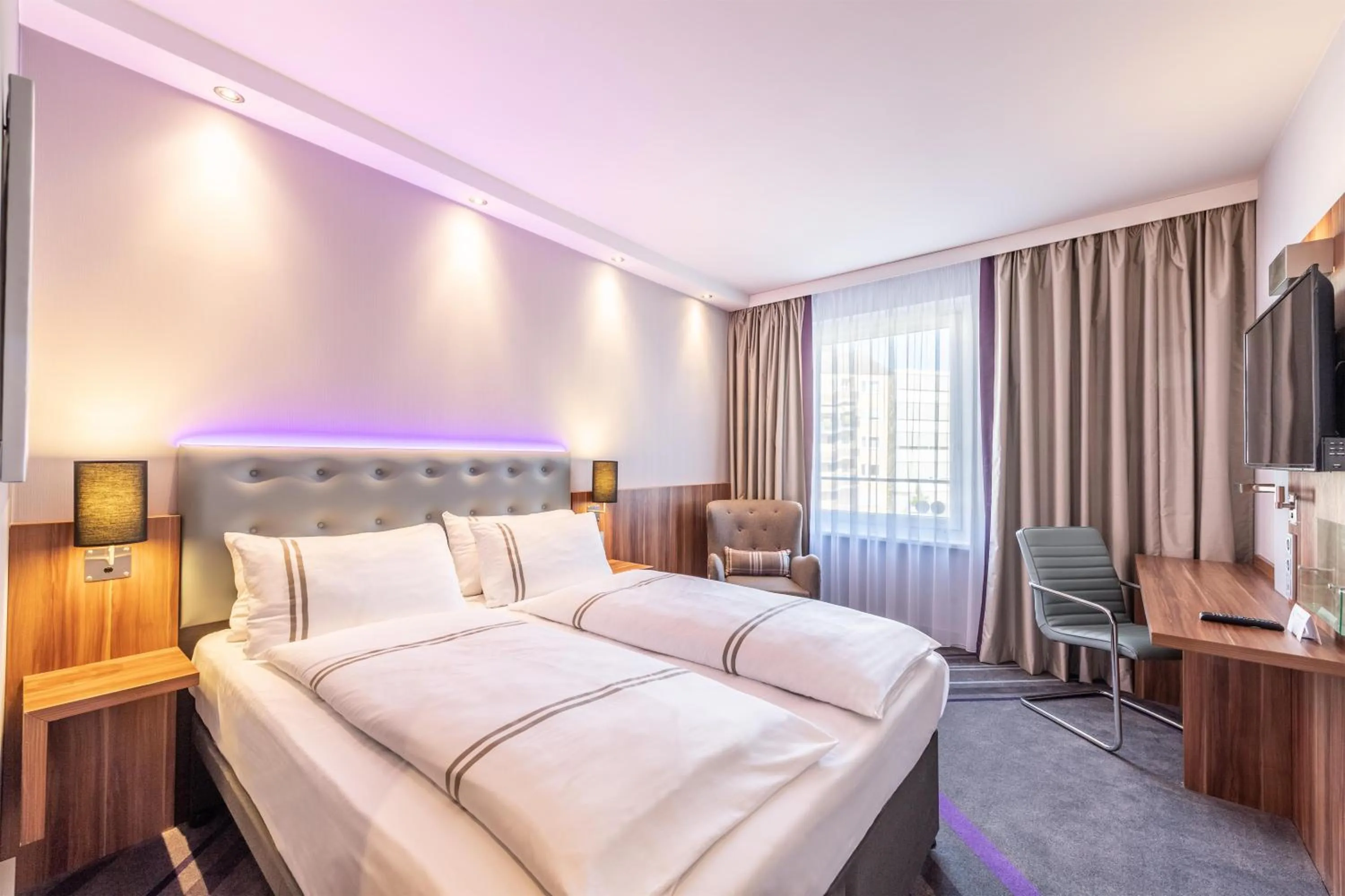 Bedroom, Bed in Premier Inn Düsseldorf City Centre