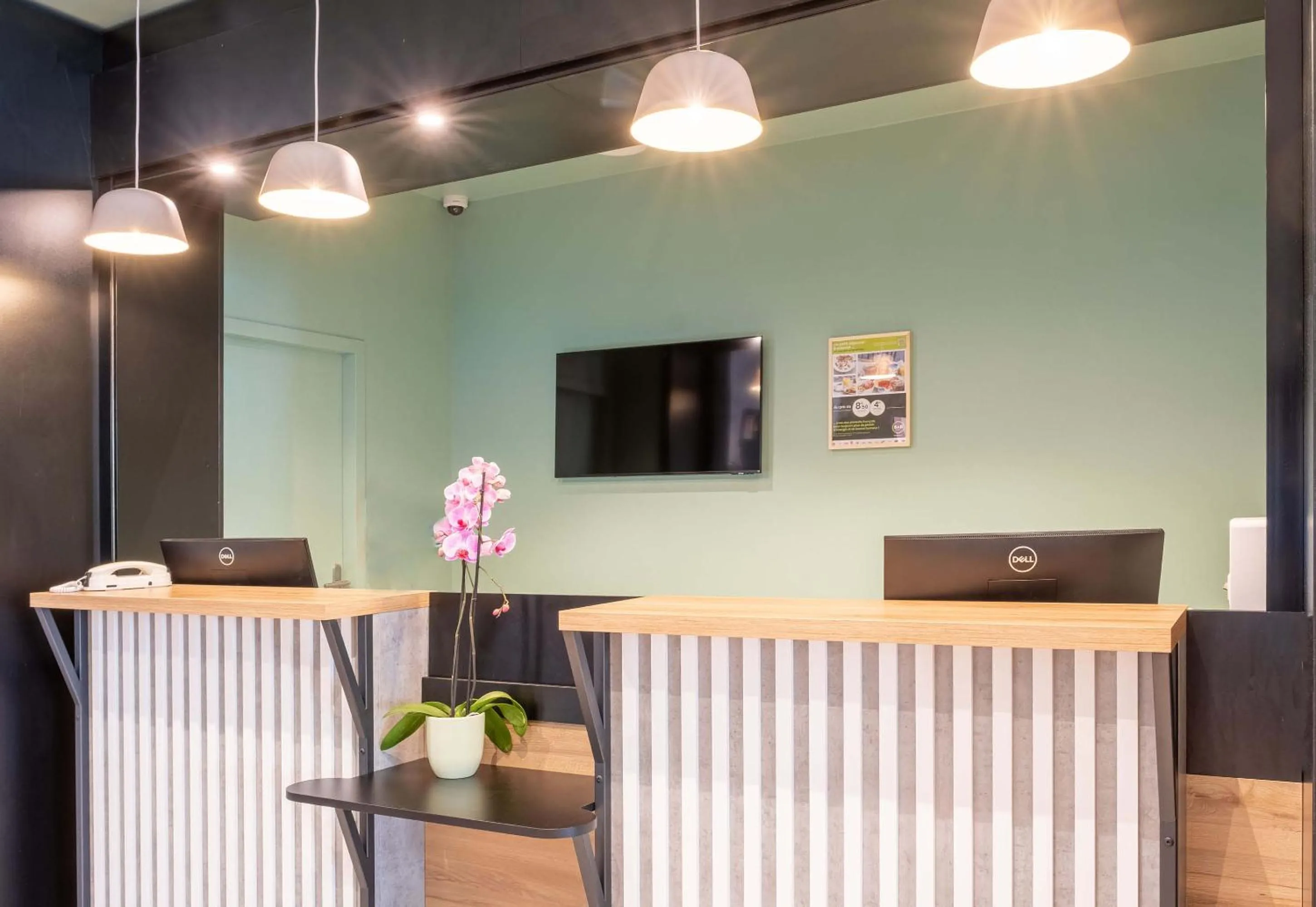 Lobby or reception in B&B HOTEL Cluses Sud