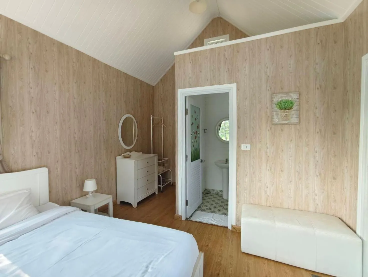 Photo of the whole room, Bed in The Open Hills