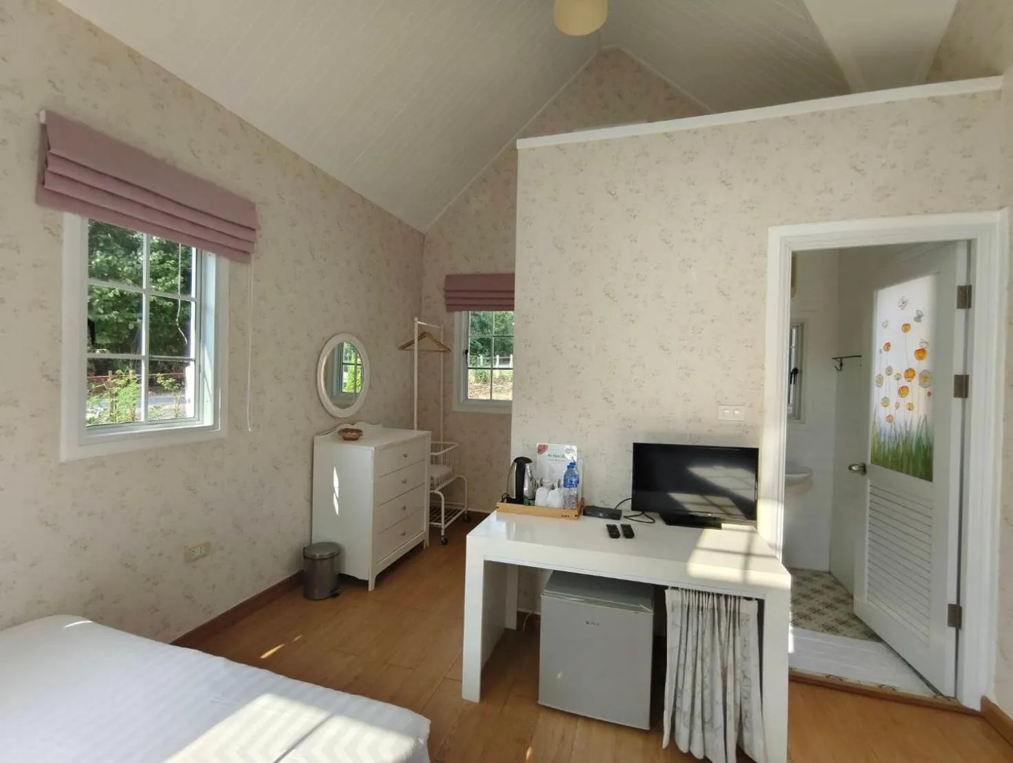 Photo of the whole room, Bed in The Open Hills