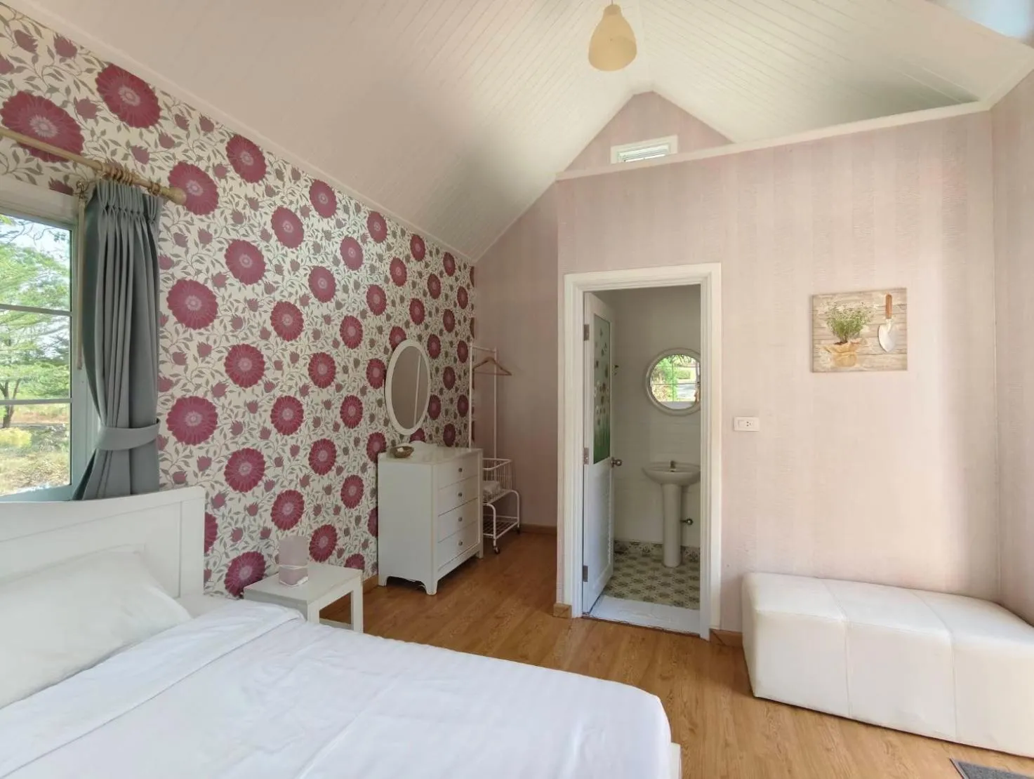 Photo of the whole room, Bed in The Open Hills