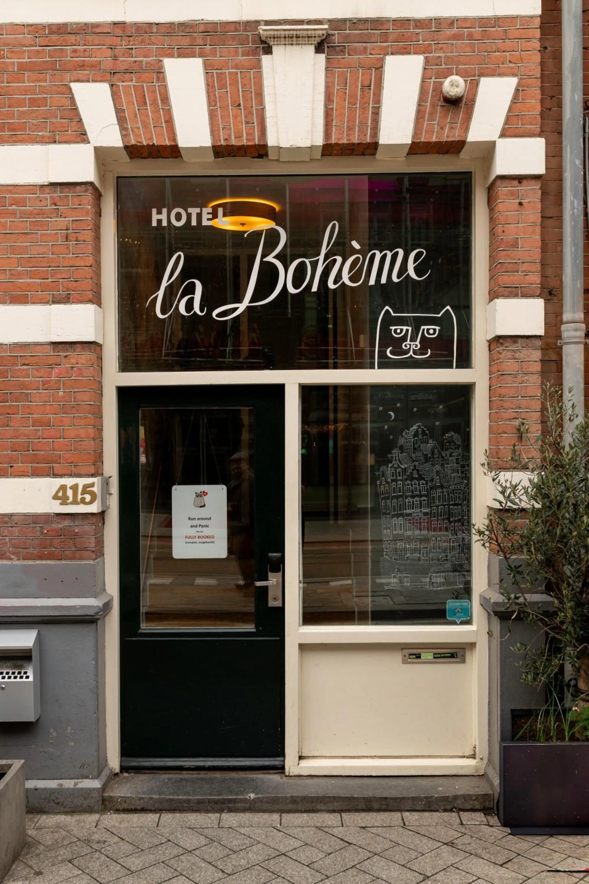 Facade/entrance in Hotel La Bohème
