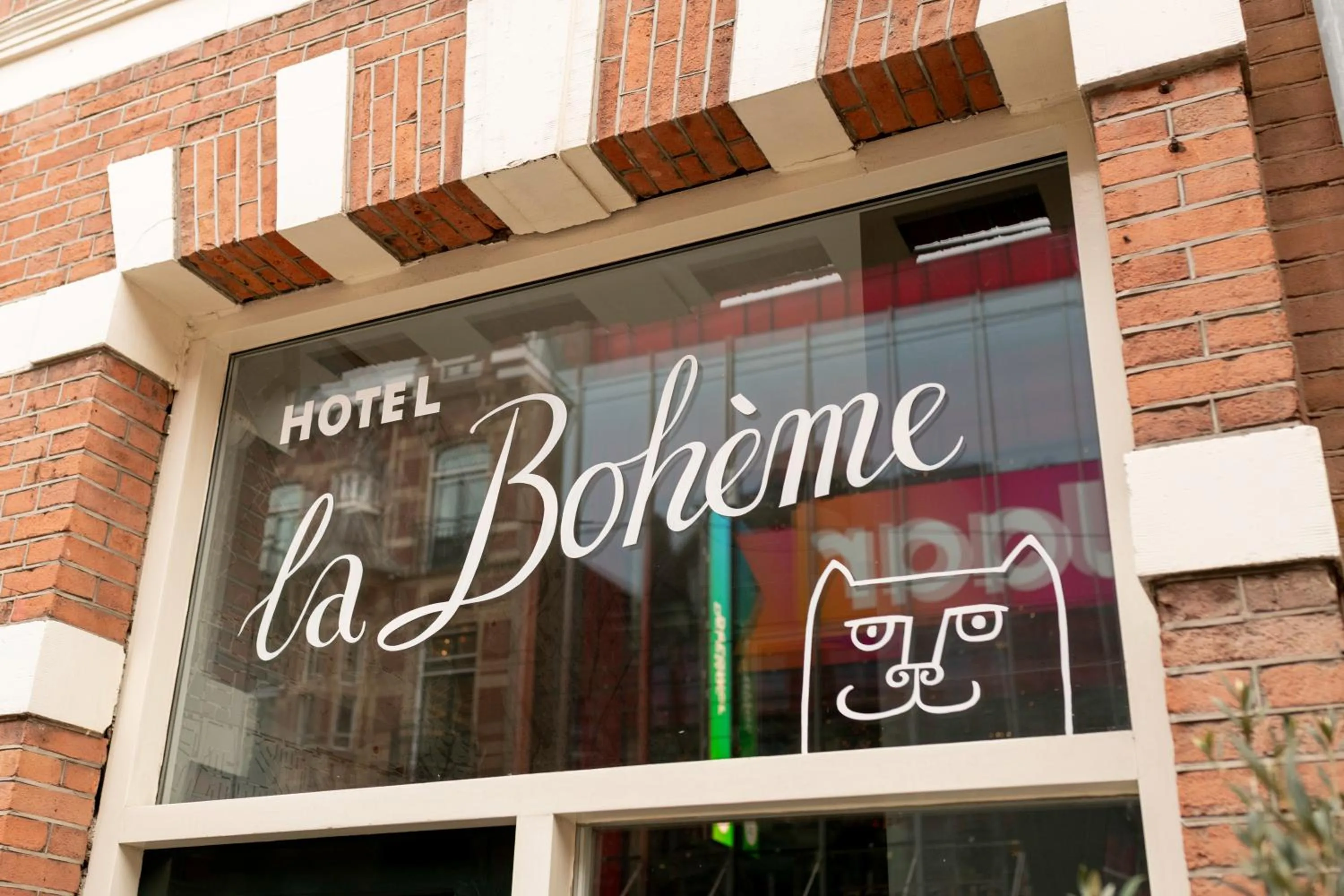 Facade/entrance in Hotel La Bohème