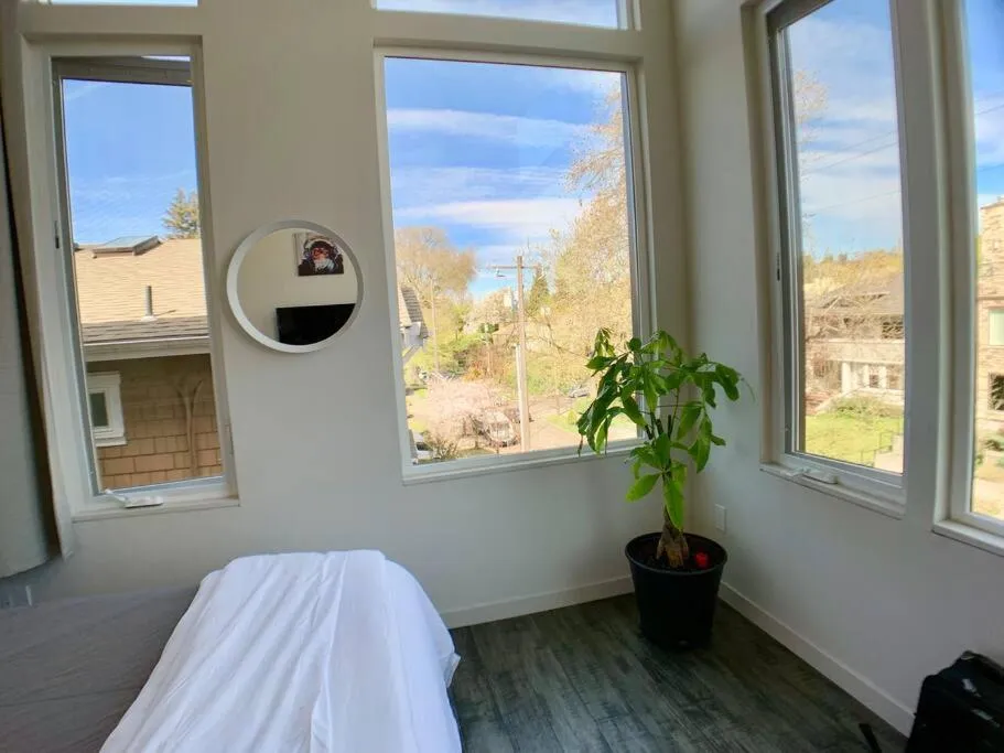 Bed in Lofty Studio Prime Cap Hill Area Mins to Downtown