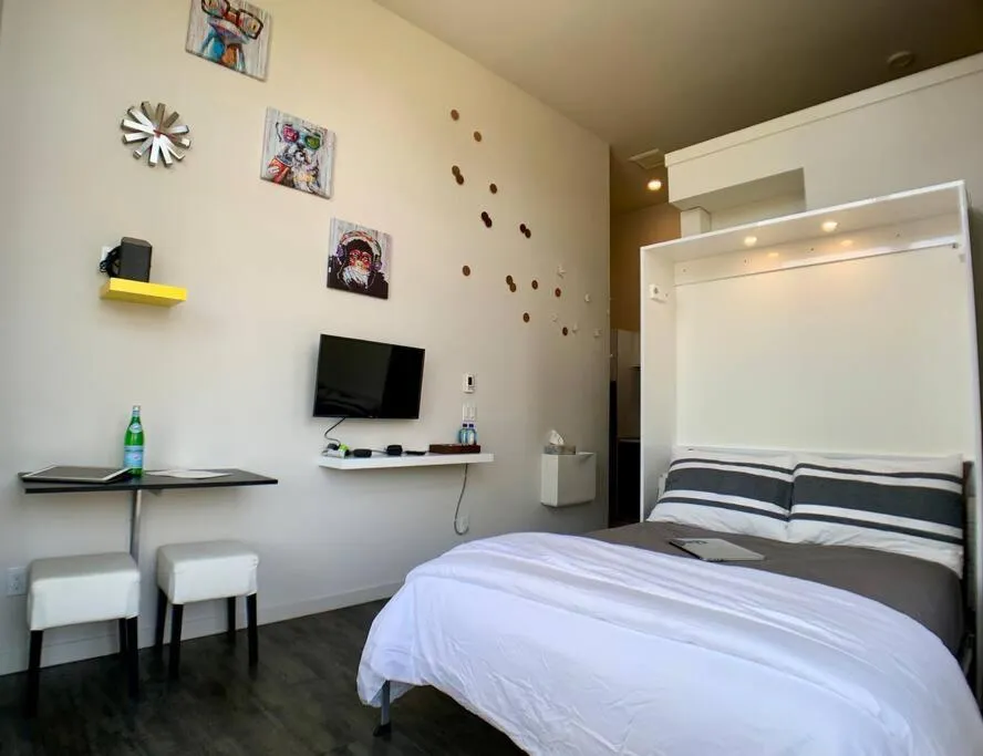 Bed in Lofty Studio Prime Cap Hill Area Mins to Downtown