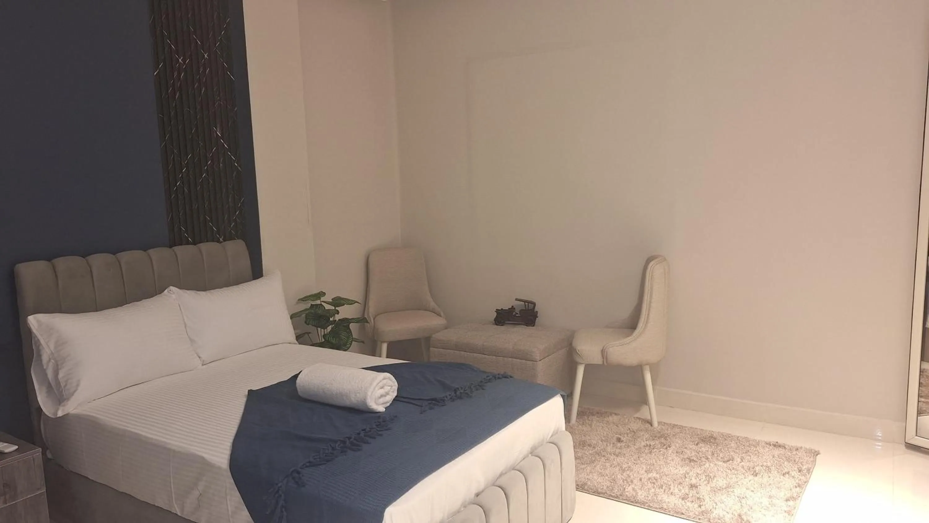 Photo of the whole room, Bed in downtown Family Suites