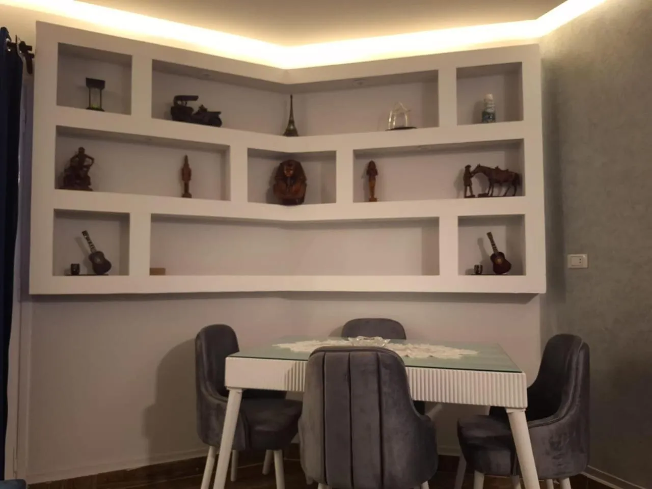 Dining area in downtown Family Suites