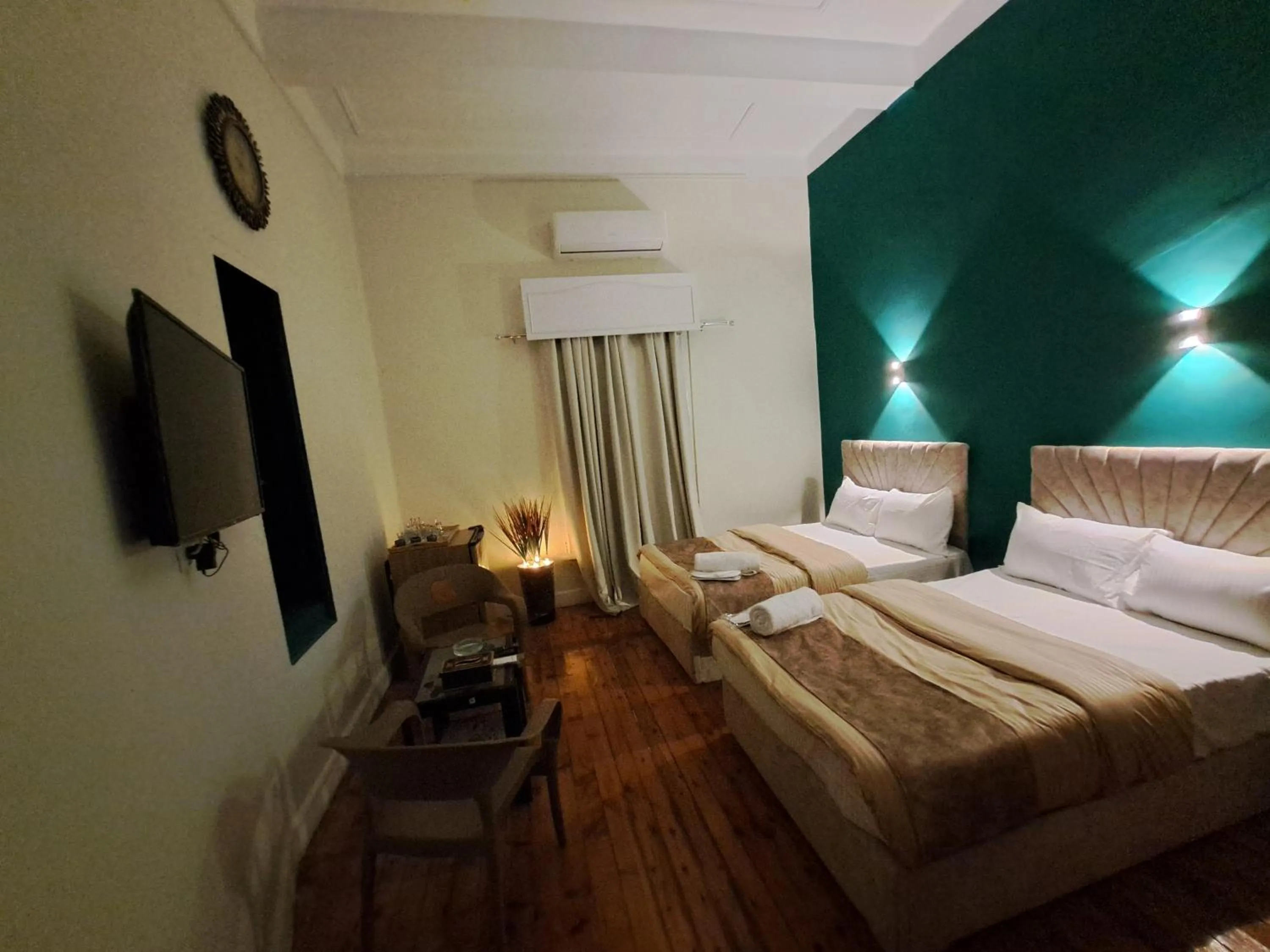 Photo of the whole room, Bed in downtown Family Suites