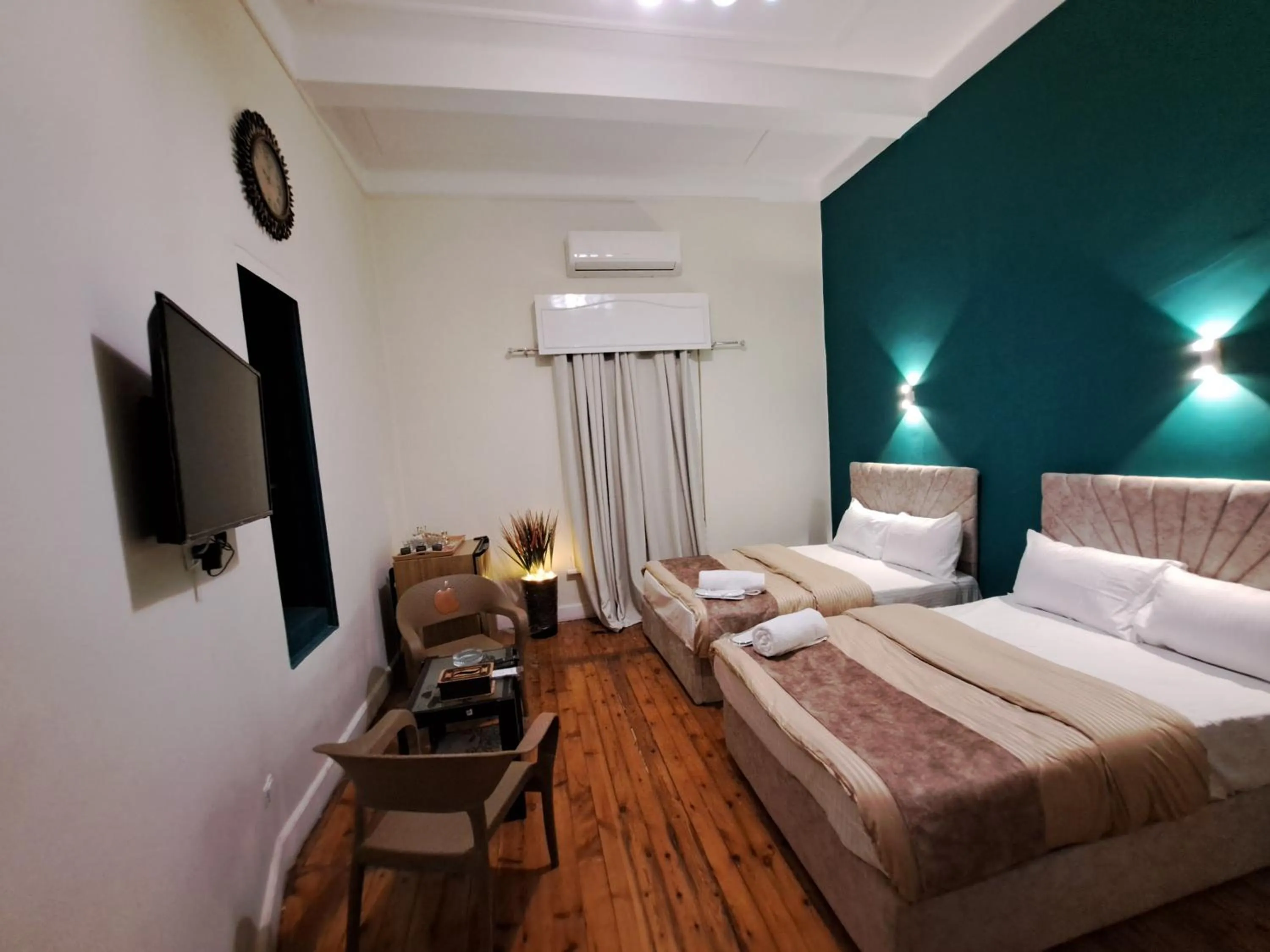 Photo of the whole room, Bed in downtown Family Suites