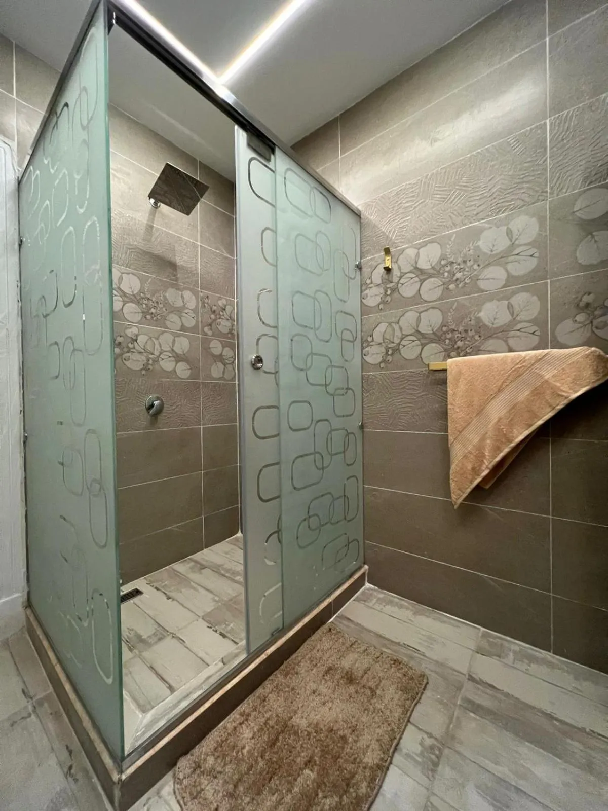 Shower in downtown Family Suites