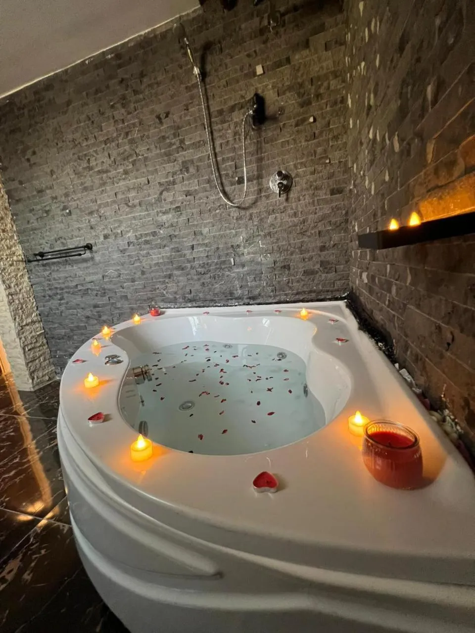 Hot Tub in downtown Family Suites