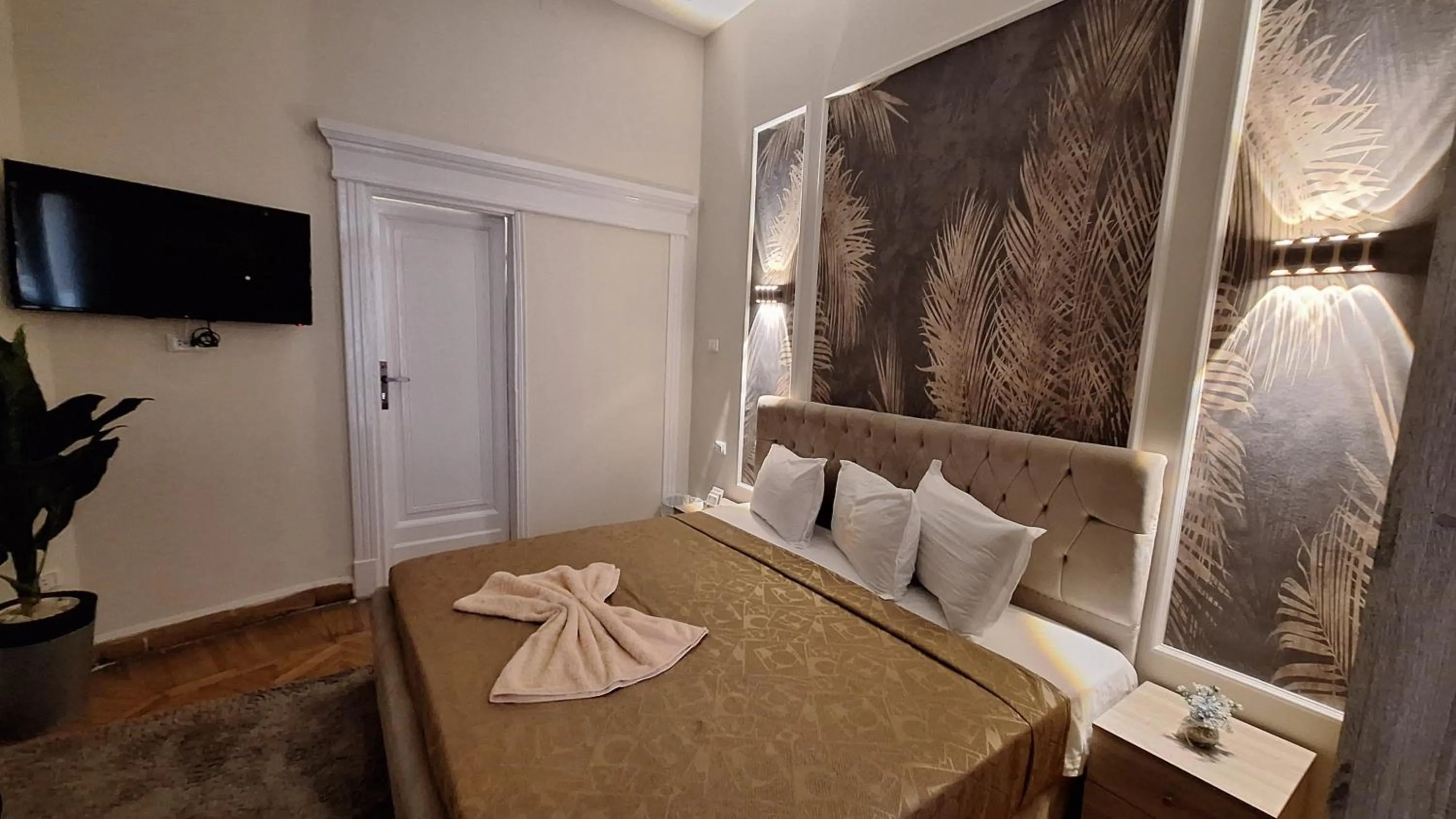 Photo of the whole room, Bed in downtown Family Suites