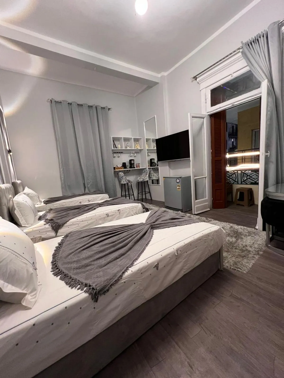 Photo of the whole room, Bed in downtown Family Suites