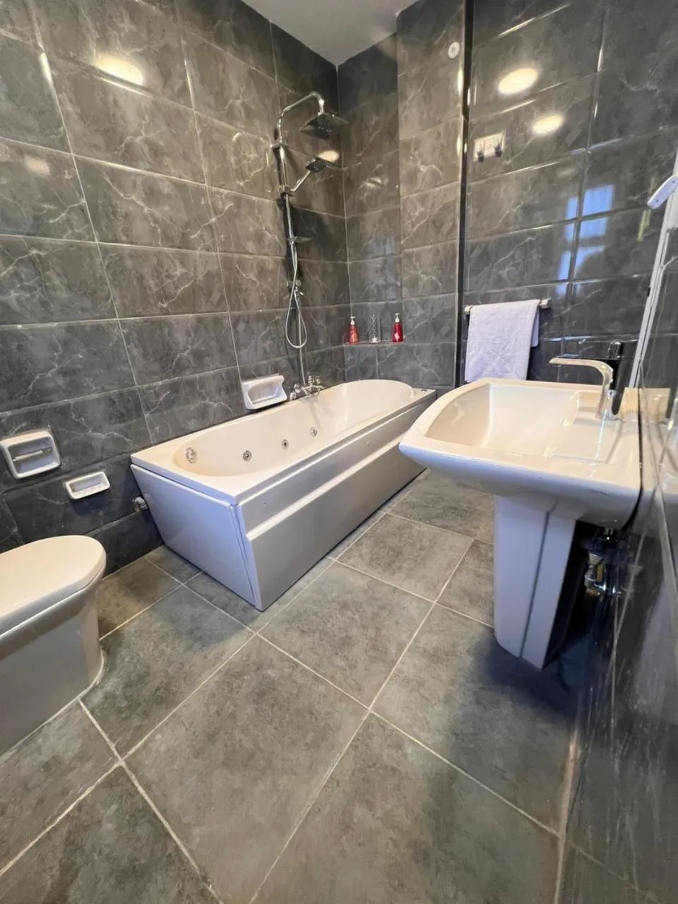 Bath in downtown Family Suites