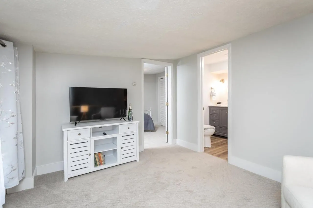 TV and multimedia in By the Side of the Road Inn & Cottages