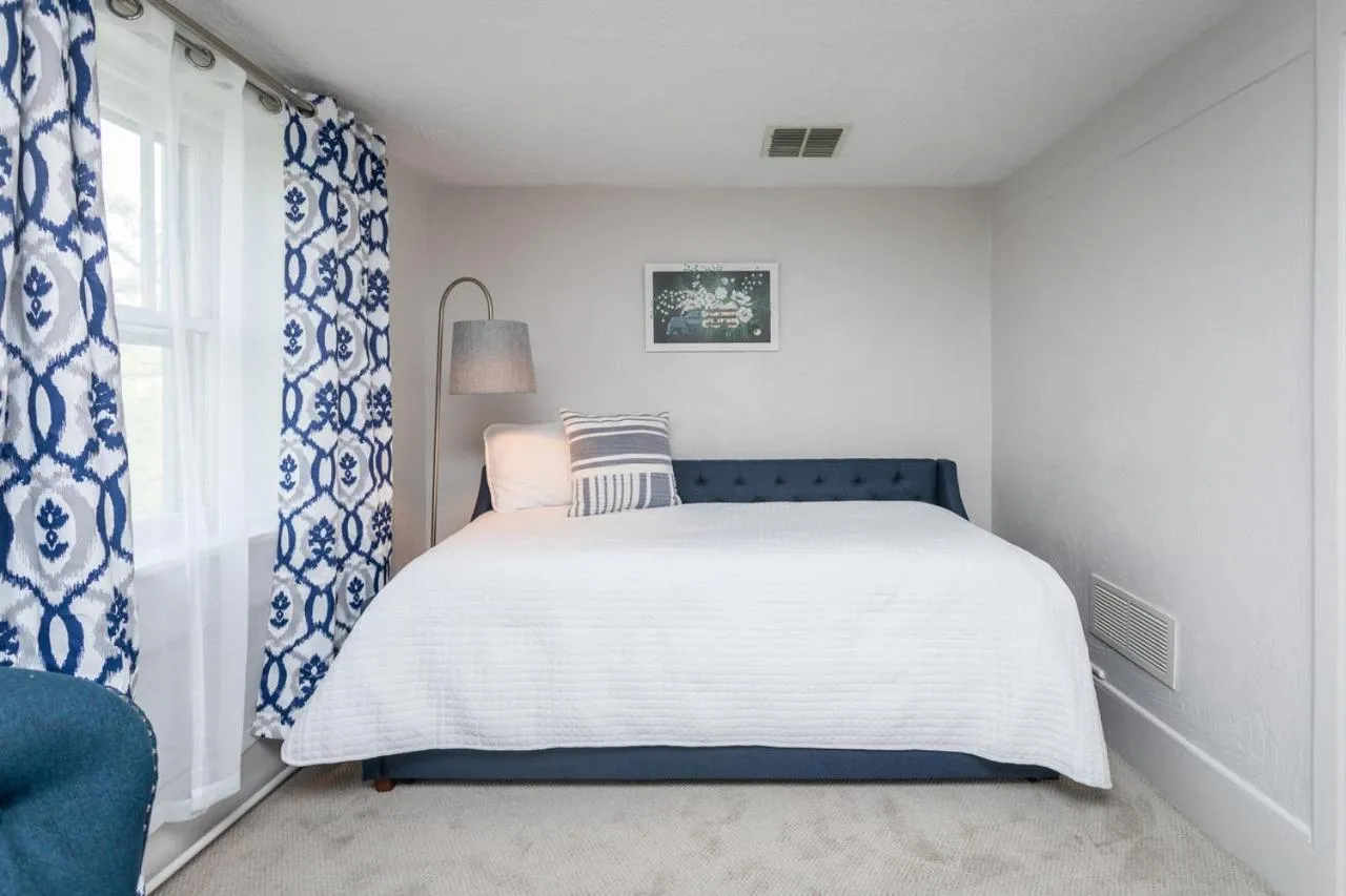 Bed in By the Side of the Road Inn & Cottages