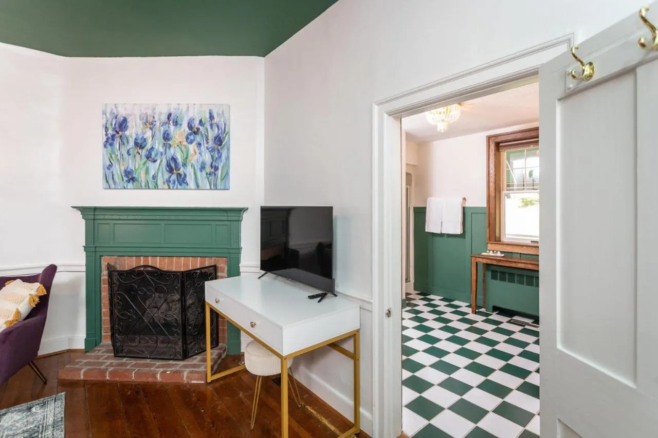 TV and multimedia in By the Side of the Road Inn & Cottages