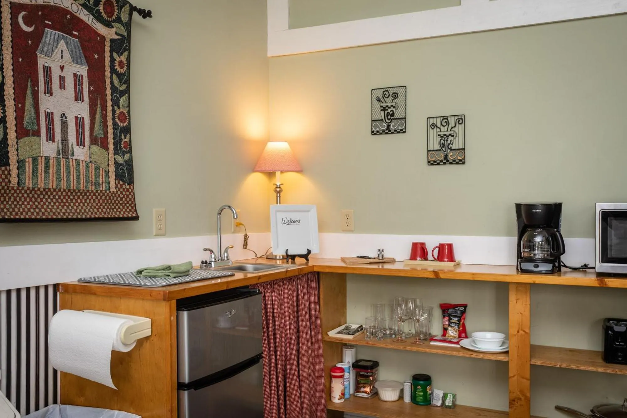 Coffee/tea facilities in By the Side of the Road Inn & Cottages