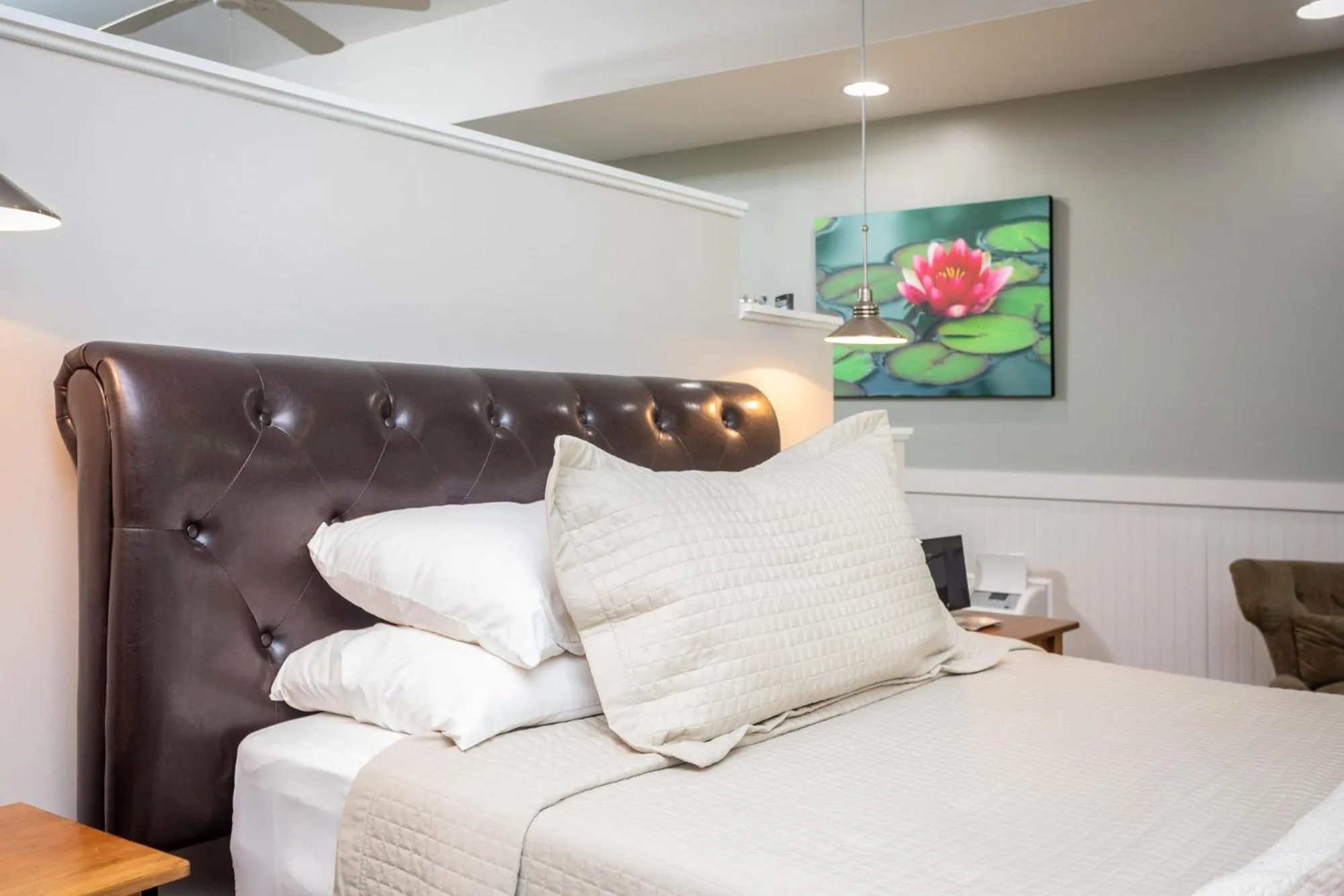 Bed in By the Side of the Road Inn & Cottages