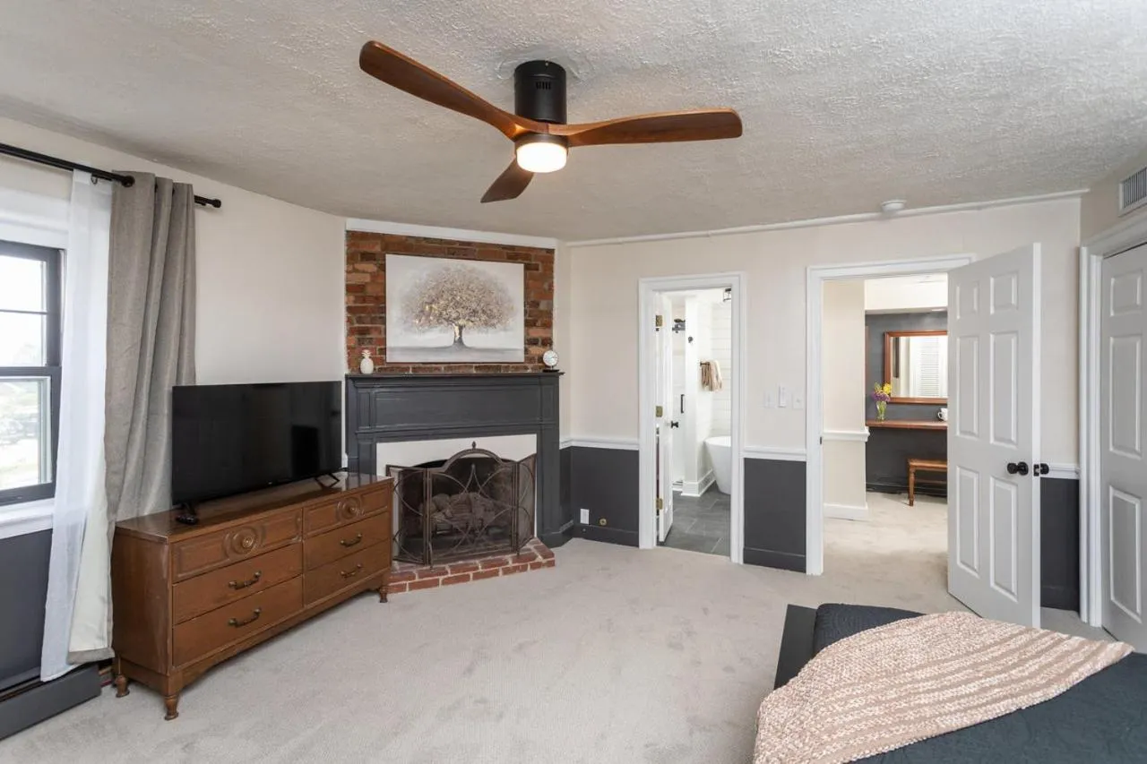 TV and multimedia, Bed in By the Side of the Road Inn & Cottages