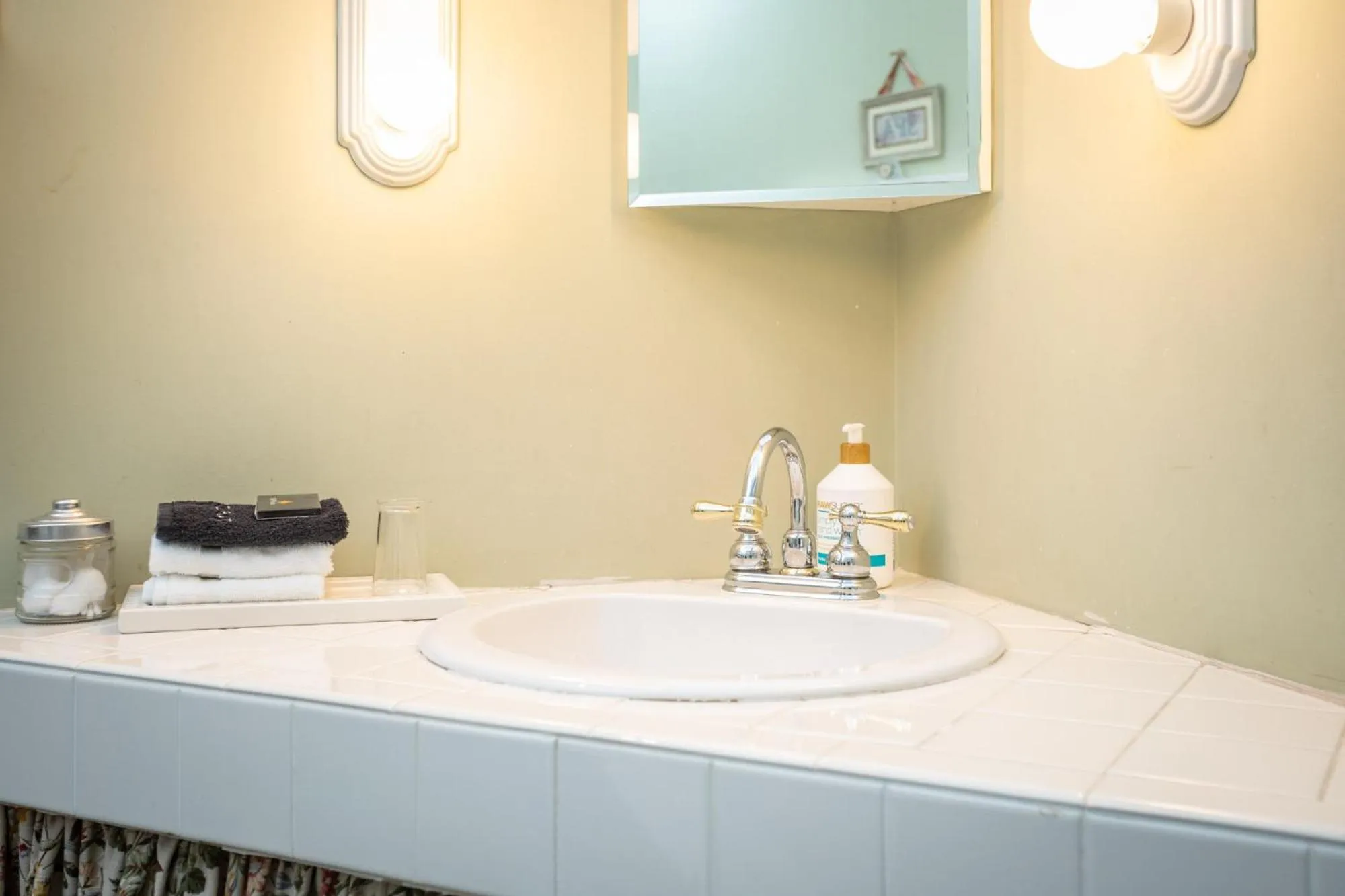 Bathroom in By the Side of the Road Inn & Cottages