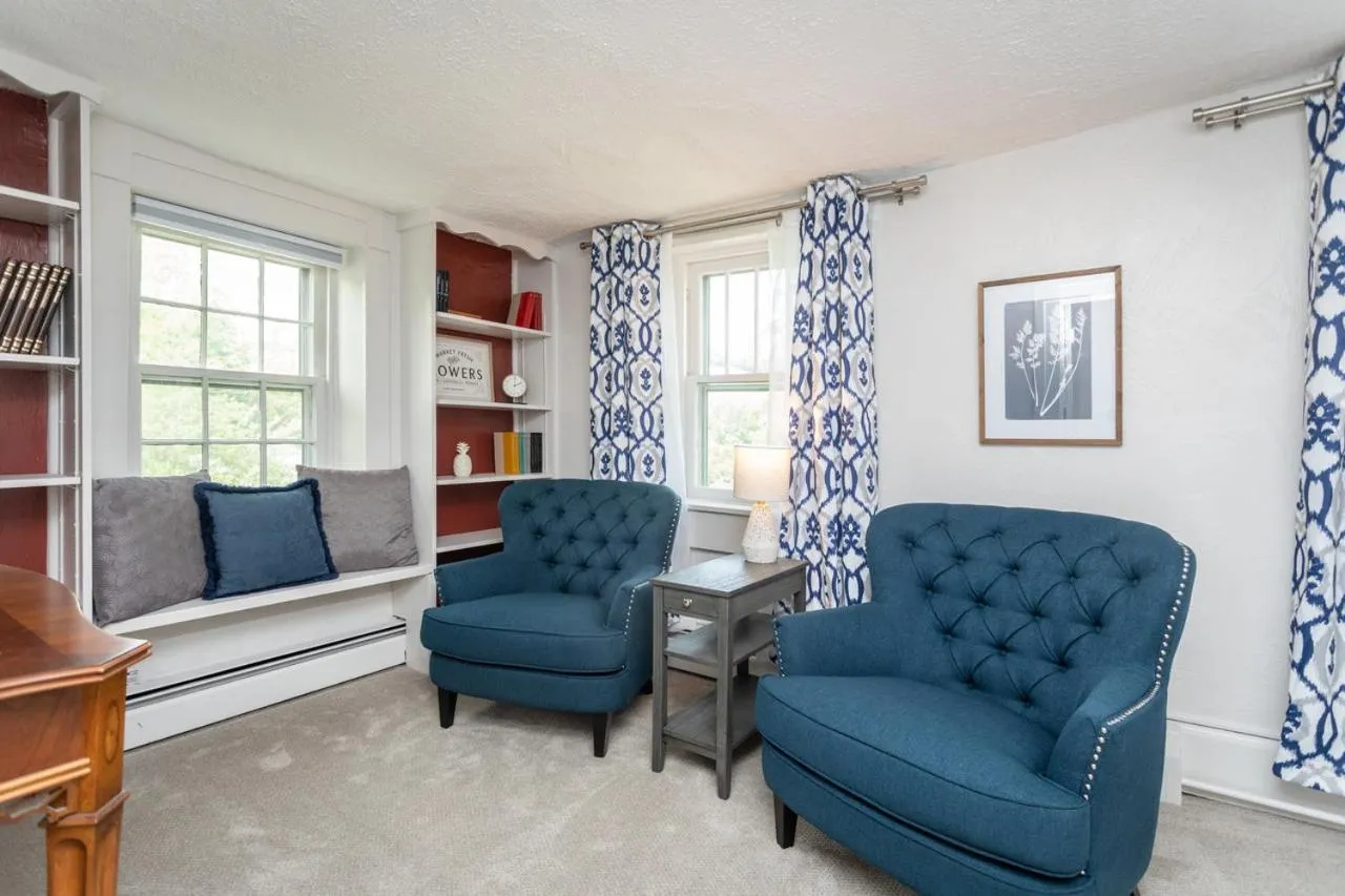 Seating area in By the Side of the Road Inn & Cottages