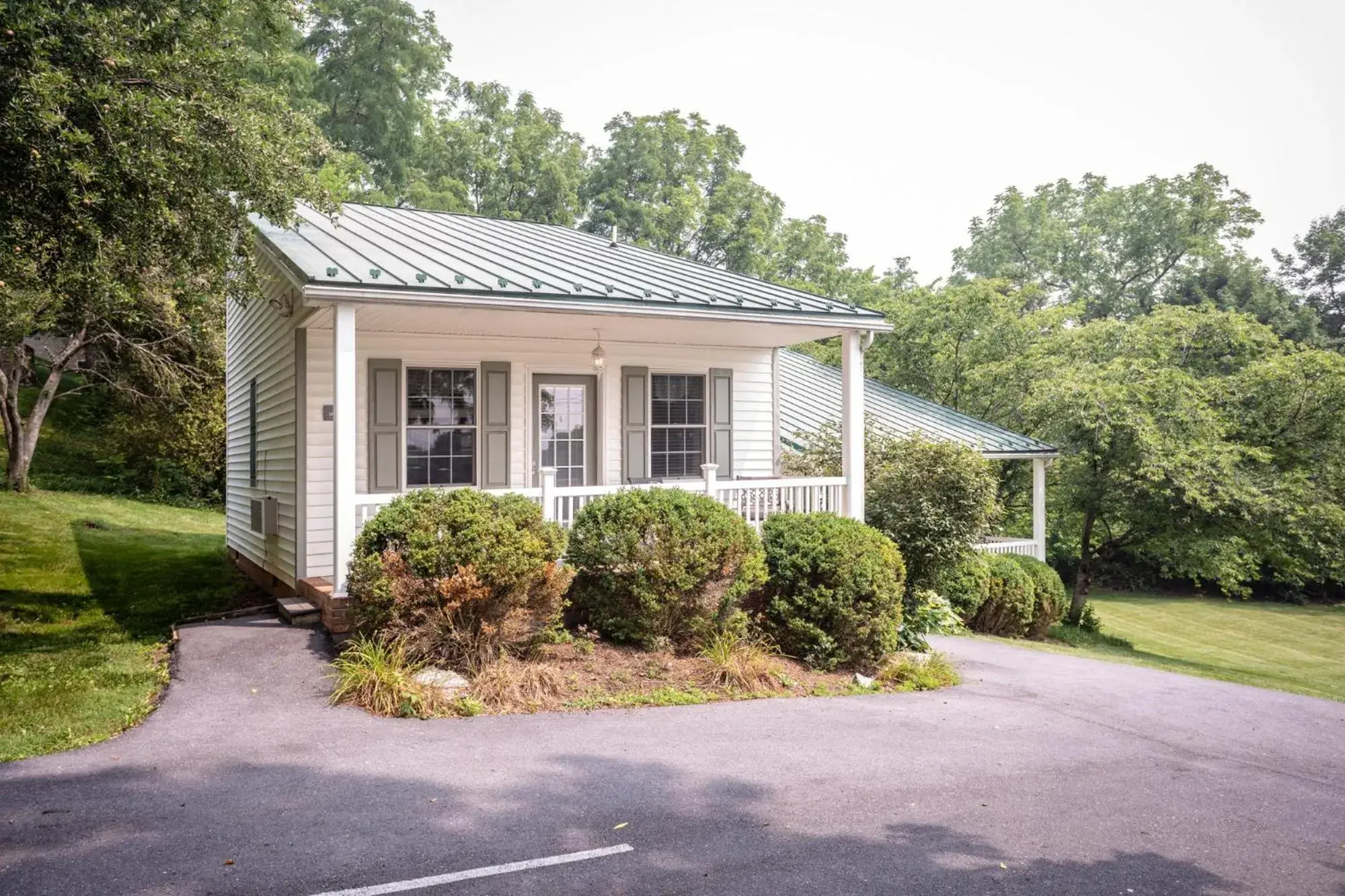 Deluxe King Room in By the Side of the Road Inn & Cottages Deluxe King Room in By the Side of the Road Inn & Cottages