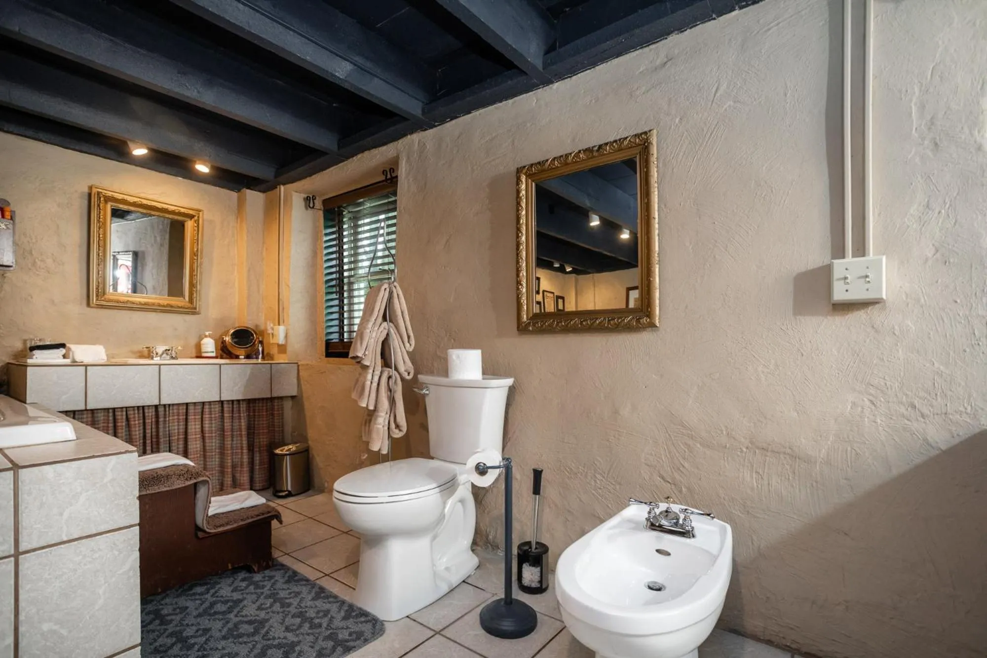 Toilet in By the Side of the Road Inn & Cottages