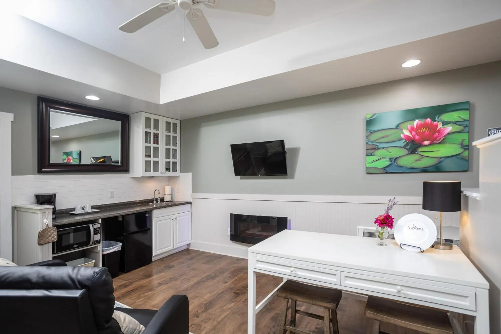 TV and multimedia in By the Side of the Road Inn & Cottages