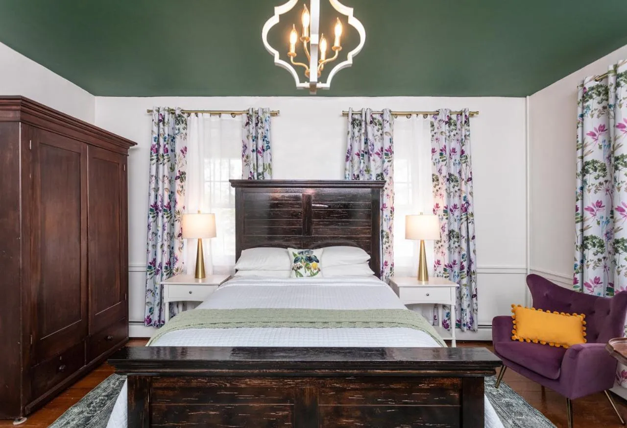 Bed in By the Side of the Road Inn & Cottages