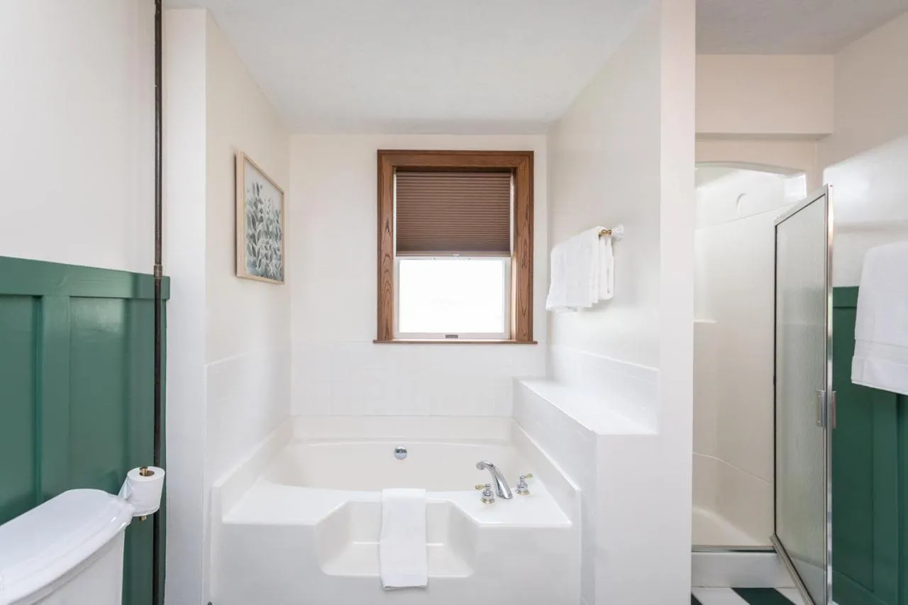 Shower in By the Side of the Road Inn & Cottages