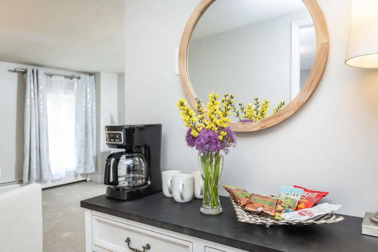 Coffee/tea facilities in By the Side of the Road Inn & Cottages