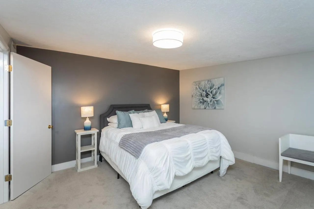 Bedroom, Bed in By the Side of the Road Inn & Cottages